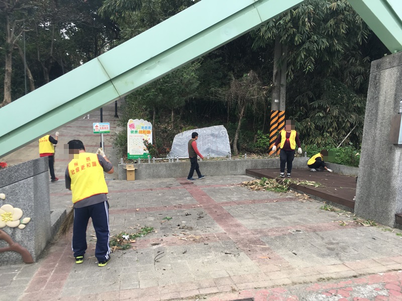 06.梅山公園入口處部分花圃雜草叢生，勞動人協助清理乾淨。