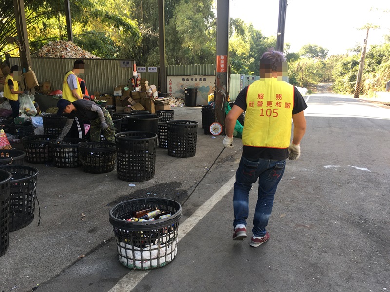 08.分類籃堆滿之後因為太重，以拉繩的方式拖至堆置處。