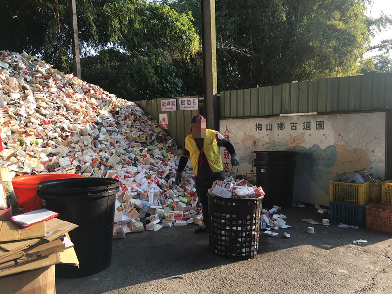 09.回收量相當的龐大，分類好的鋁箔包堆到幾乎一層樓高。
