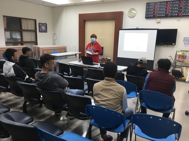毒品危害防制中心人員於課前向附條件緩刑、緩起訴個案宣導毒品所帶來之危害及建立個案反毒觀念。