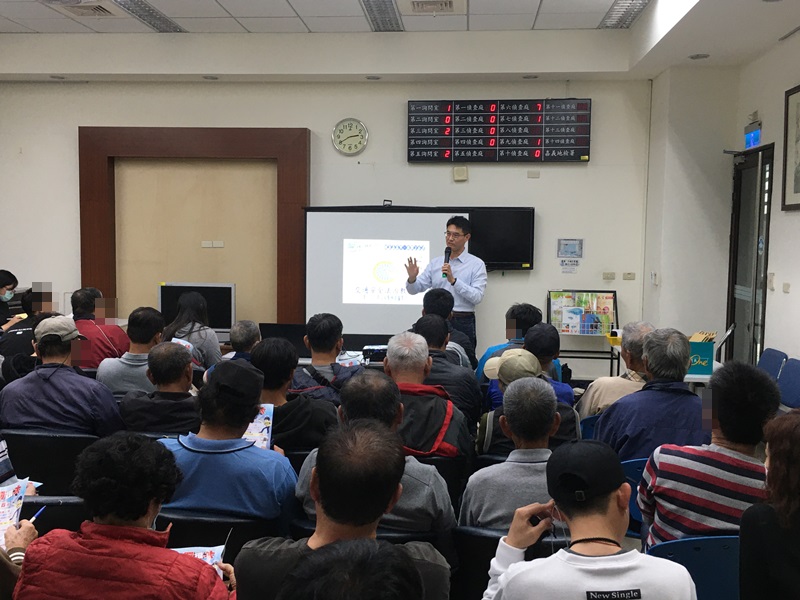 盧警務員向上課學員講述關於車禍案件處理及行車、行走於路上需遵守交通法規。