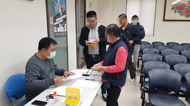 今日義務勞務說明會課程，由觀護佐理員進行報到程序，參與之學員遵守規矩排隊，現場秩序良好，各學員按照指示取出攜帶之相關文件資料，所有學員報到過程順利完成。
