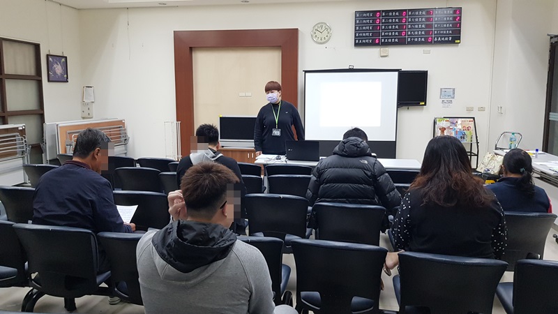 課程開始前，嘉義市毒品危害防制中心職員對所有學員宣導毒品危害的相關資訊，若學員有毒品戒治、法律問題、心理諮詢等需求，皆可透過免費電話：0800-770-885與防制中心聯繫。