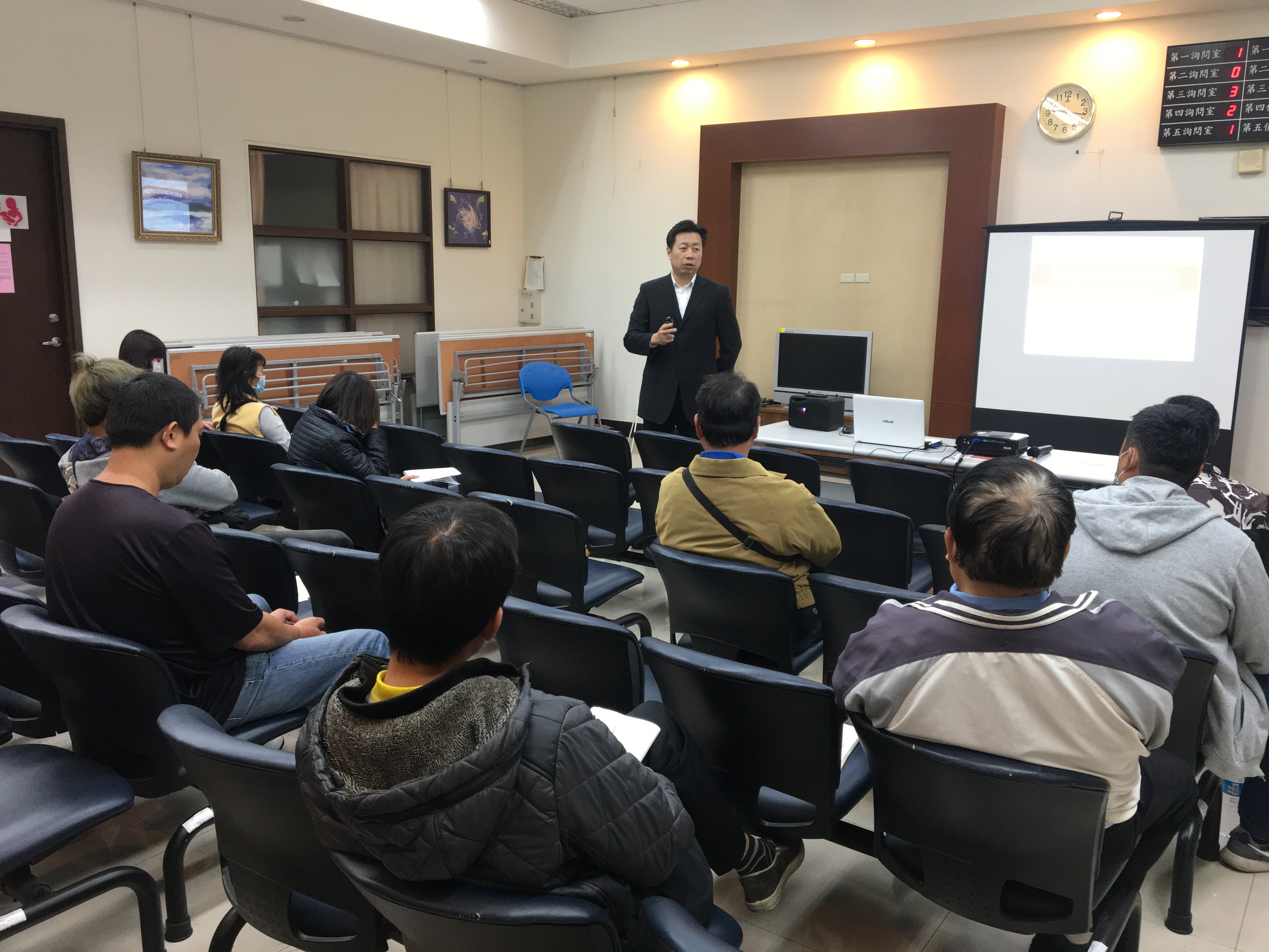 01.陳睿明檢察官用輕鬆幽默的方式，向社會勞動人講解社會勞動相關法條