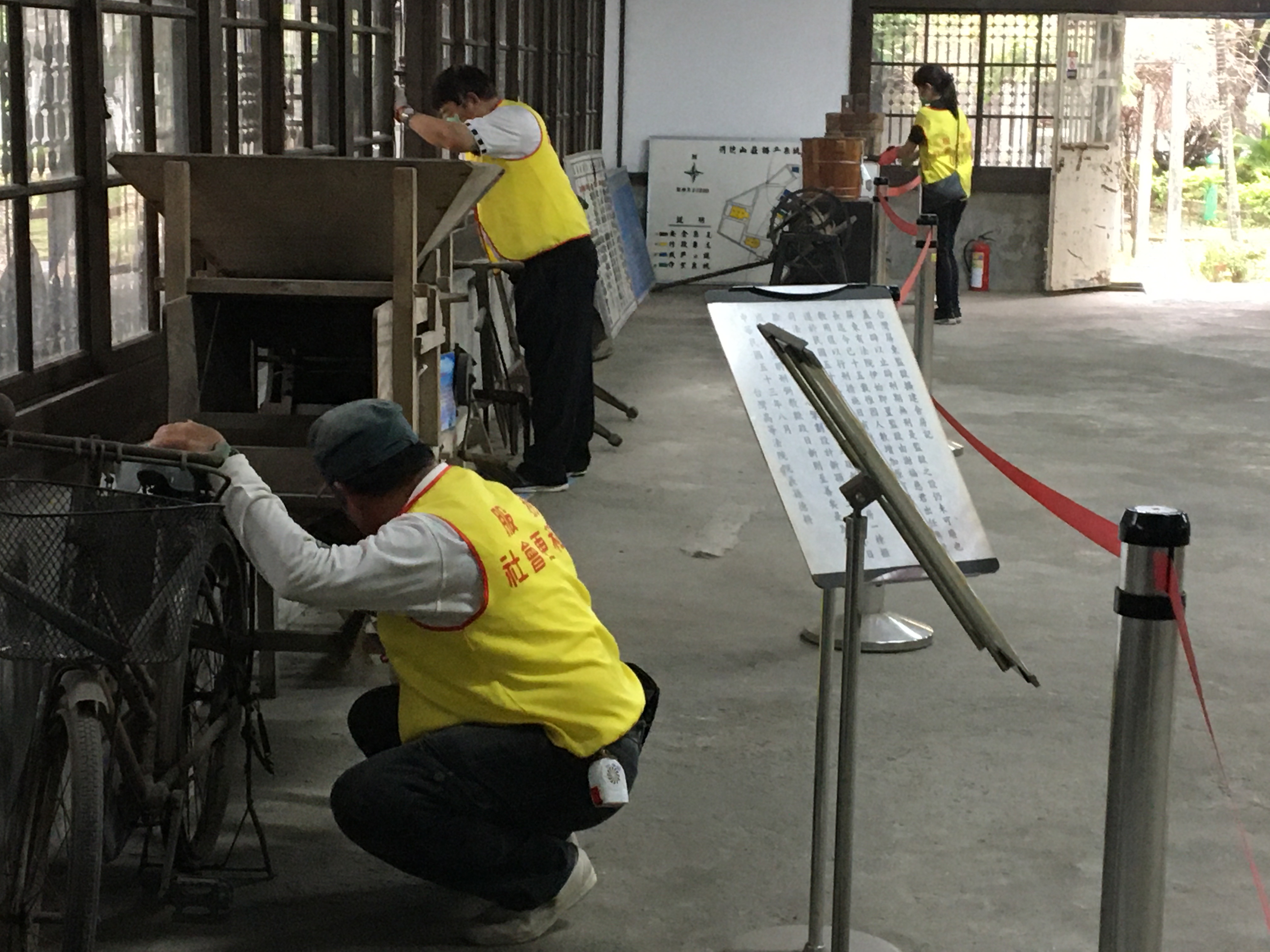 10.館內工場為展示區,放置創作藝術品及文物,社會勞動人協助展示品及文物清潔工作。