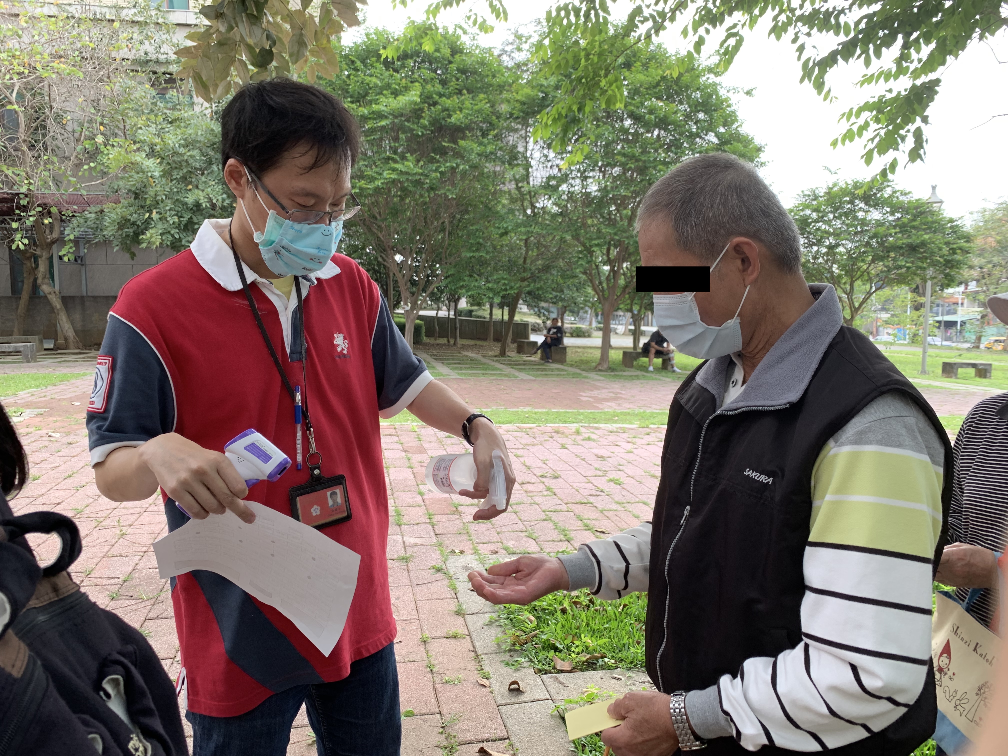 觀護人協助報到學員進行手部消毒