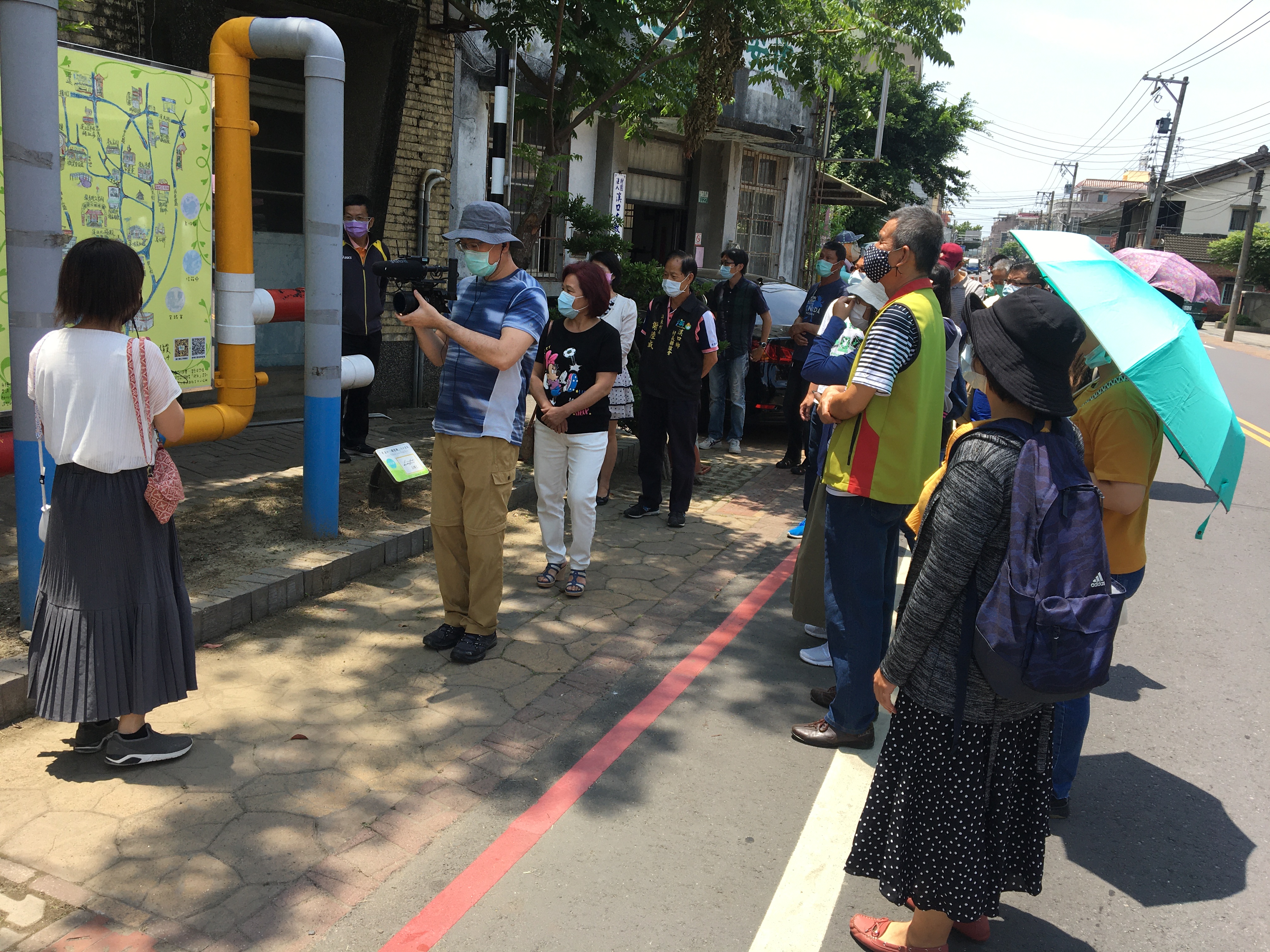 會後安排溪東社區發展協會林總幹事嘉鈴、黃理事長拱照、謝村長陸成針對社會勞動人協助清運溪口舊公所之情況進行實地導覽解說
