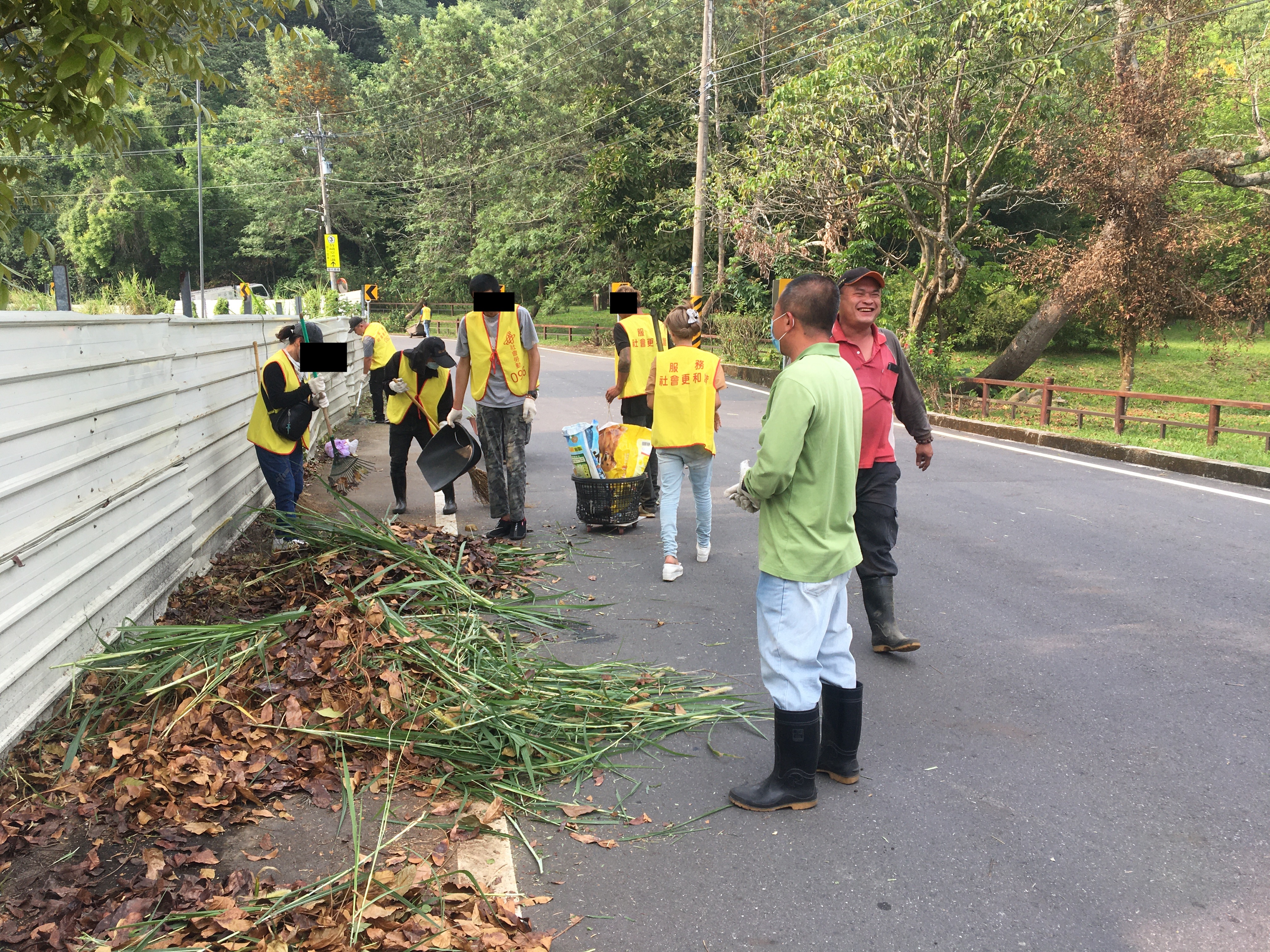 08.陳副隊長帶領社會勞動人清理道路上大型樹枝、雜草。