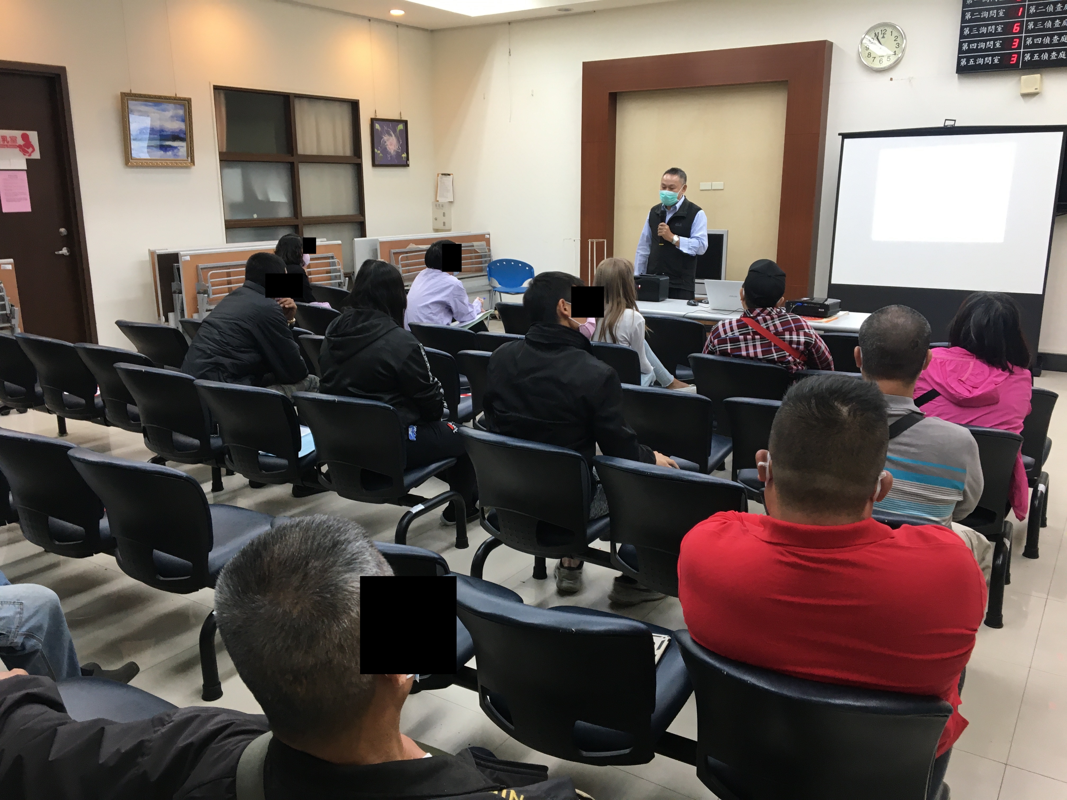 02.王主任觀護人以實際發生過案例向社會勞動人說明執行上所會遇到的違規狀況。