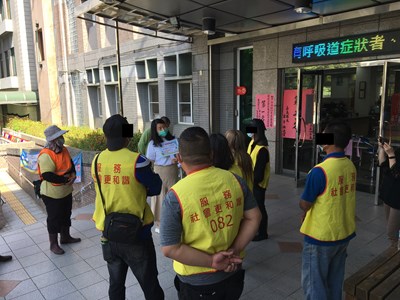 07.清潔隊張隊員向社會勞動人做環境保護宣導。