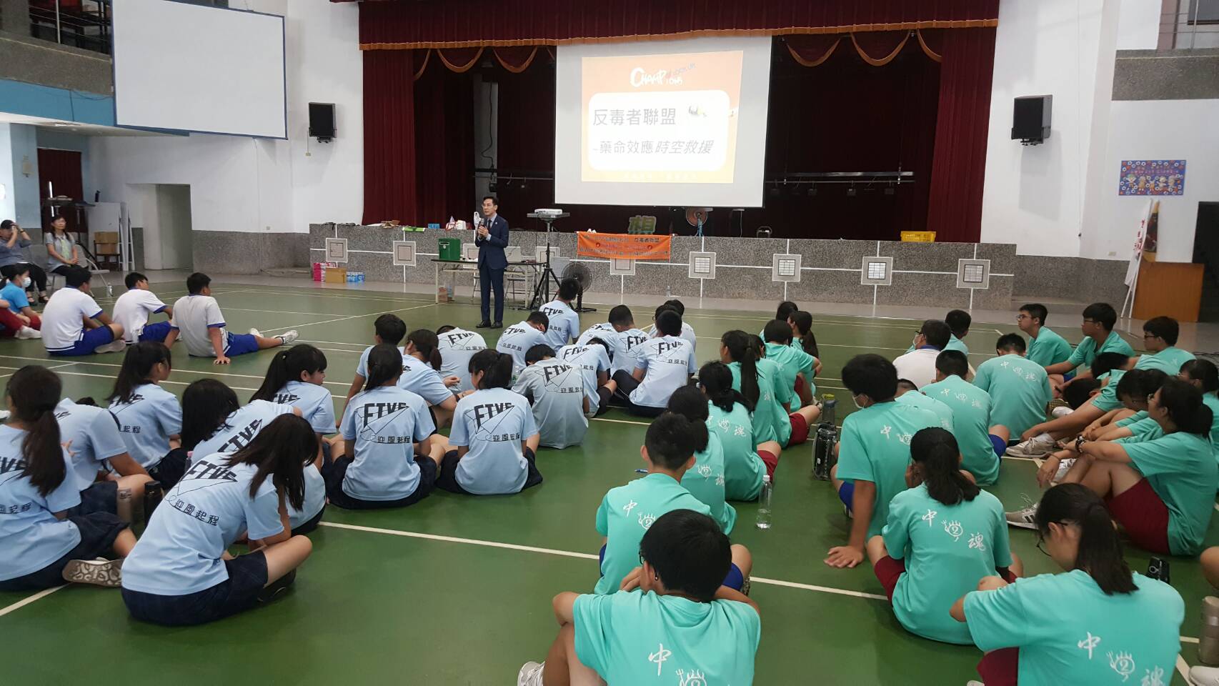 場藉由遊戲、體驗活動、團隊闖關等多項互動參與方式，讓學生真實體驗毒品危險及危害