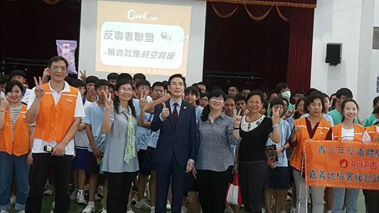 活動尾聲由嘉義地檢署檢察長-得勝者教育協會秘書長洪佳麗及大林國中校長簡淑玲等在場為學生頒獎-增加學員榮譽感-並帶領學生宣讀反毒宣言-一同加入-反毒者聯盟-為體驗活動畫上圓滿句點