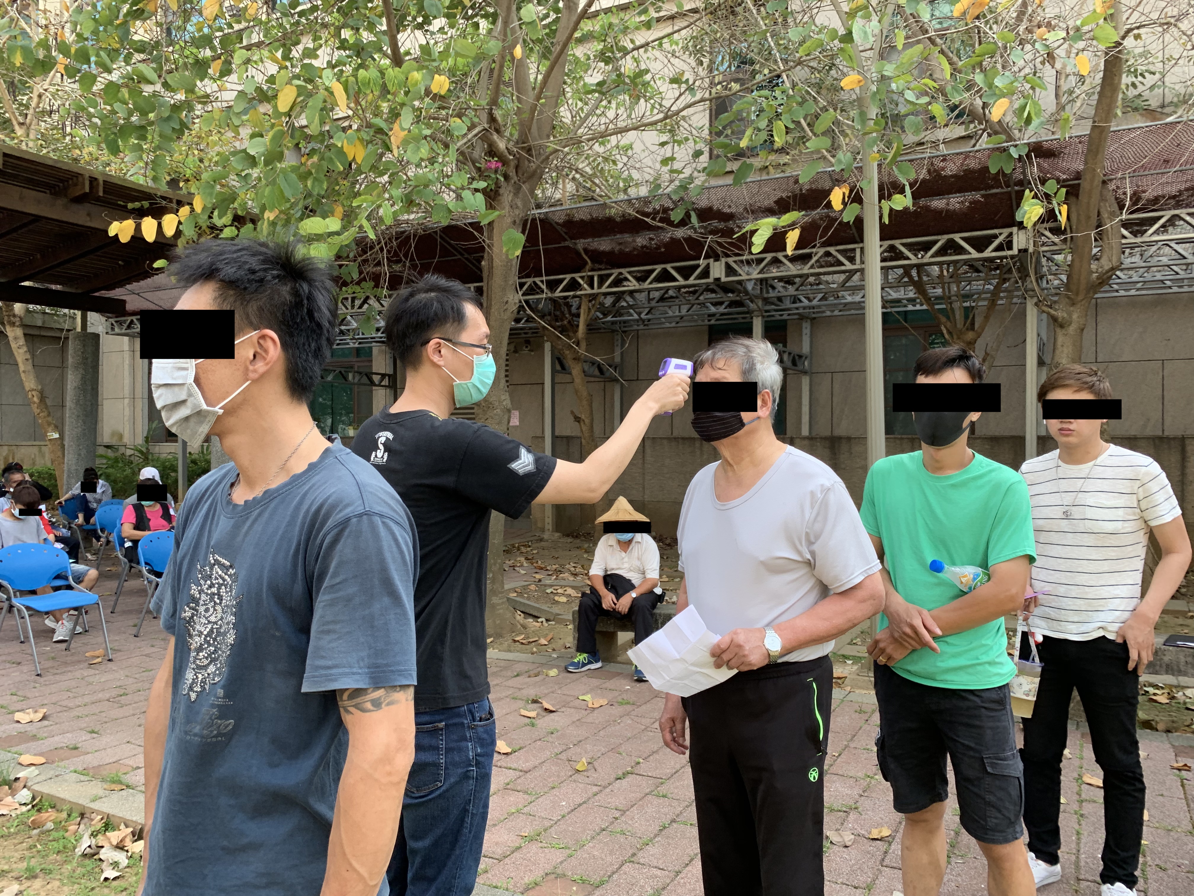 1090506觀護人幫學員量體溫，確認沒有發燒才能上課。