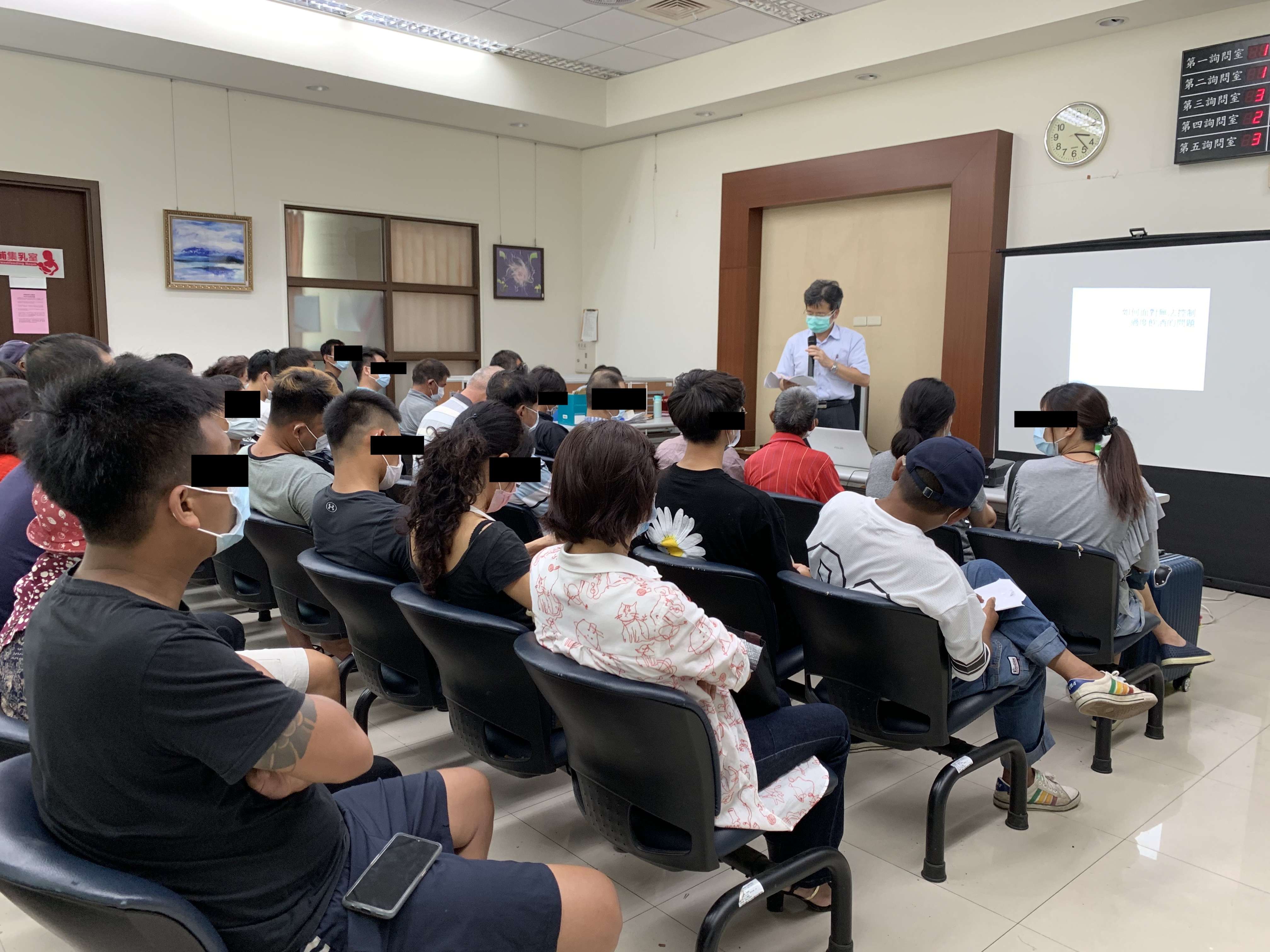 1090603李醫師以「酒癮與健康」為題，為學員說明酒精進入體內後人體產生的變化。