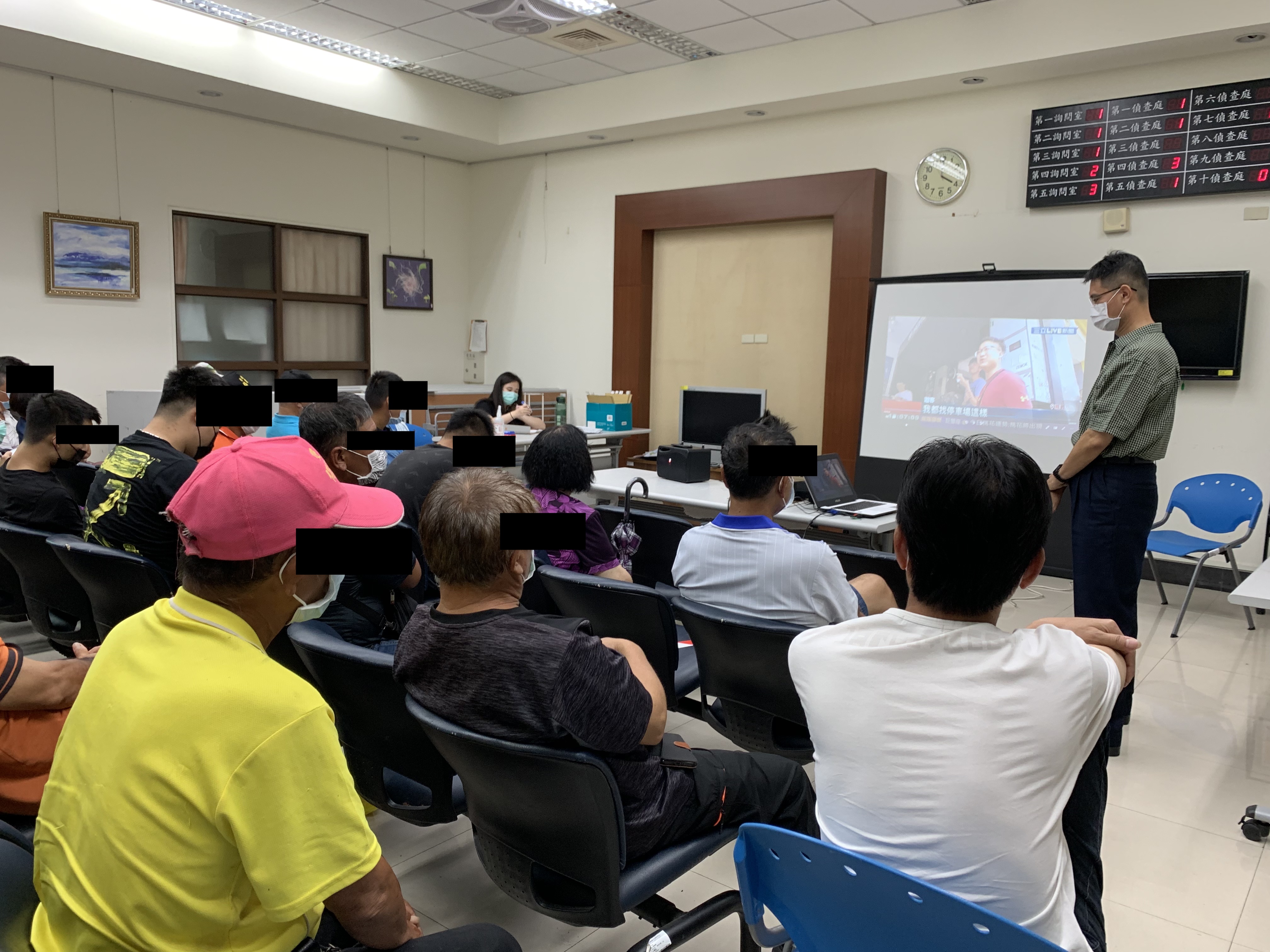 1090701課程中講師播放實際車禍現場影片，讓學員留下深刻印象，提醒切勿違規以免釀成大禍。