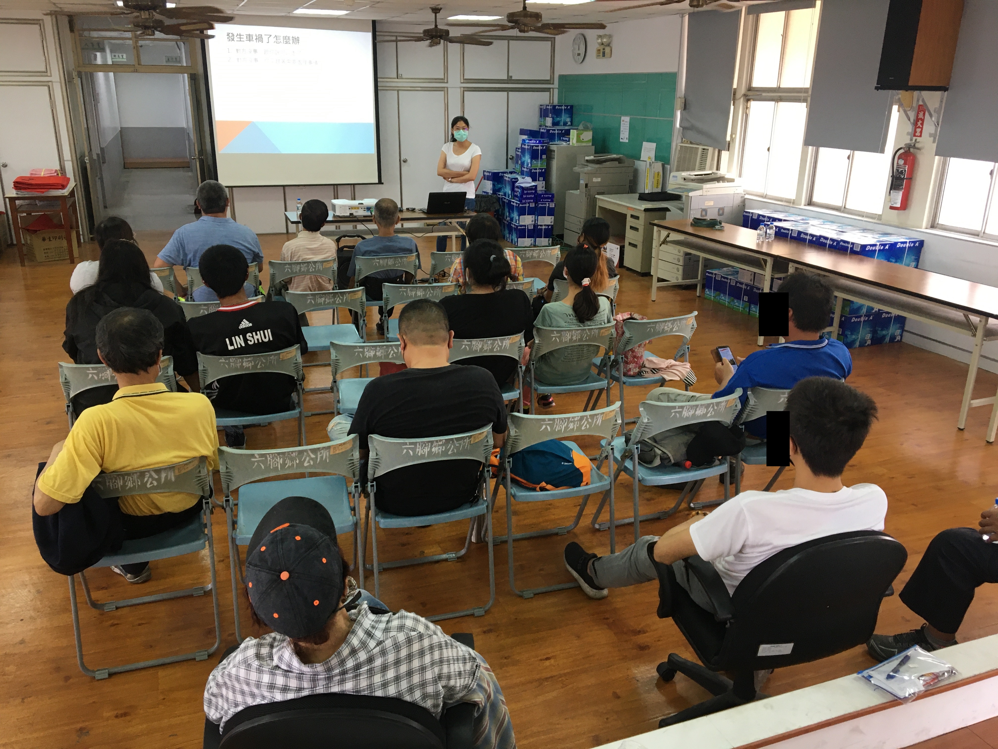 05.張觀護人以交通事故案例向社會勞動人說明法治觀念的重要性，並提醒勞動人謹慎行事，避免再觸法網。