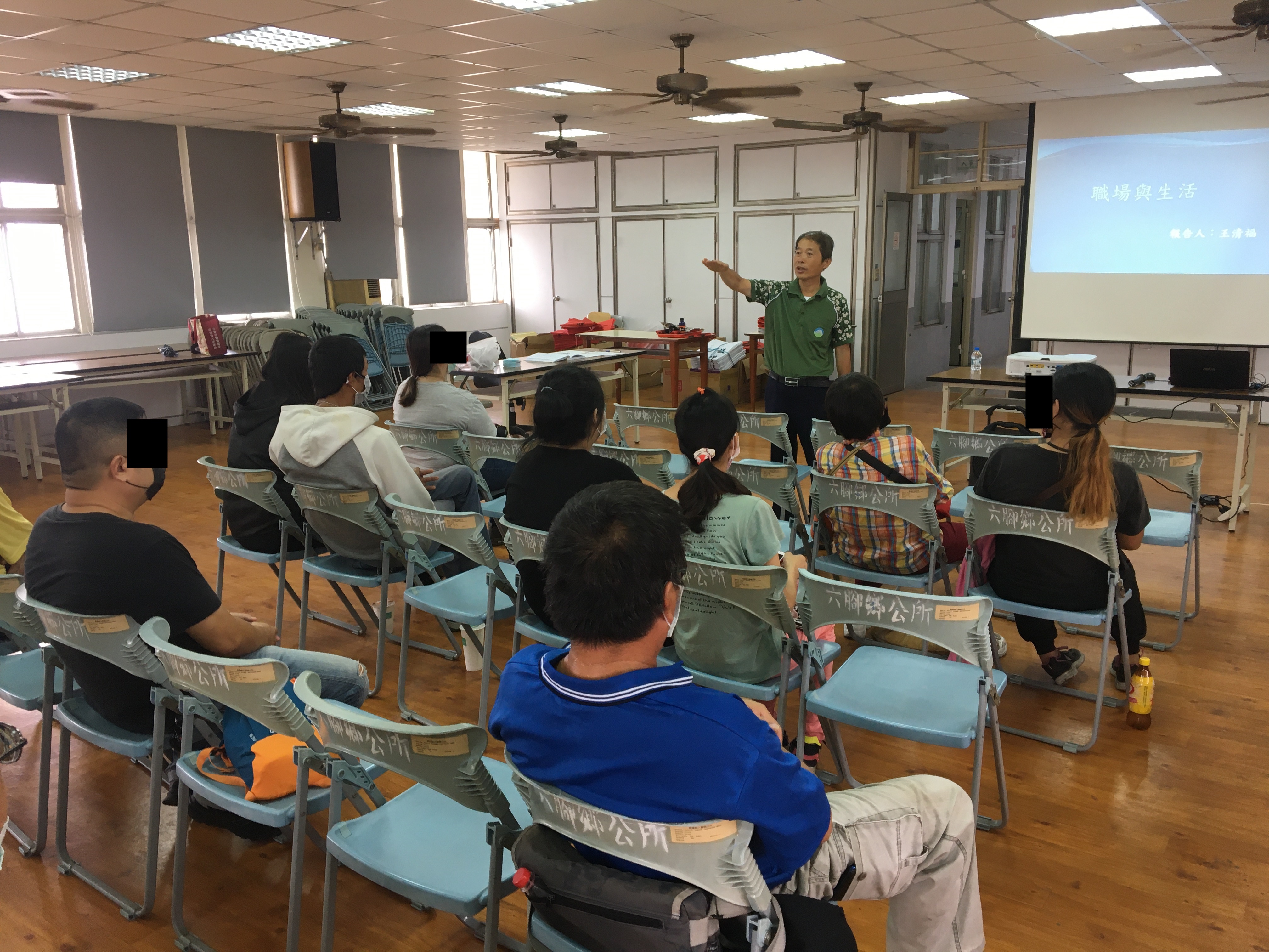 06.清潔隊陳隊長向勞動人介紹六腳鄉環境及文化風情