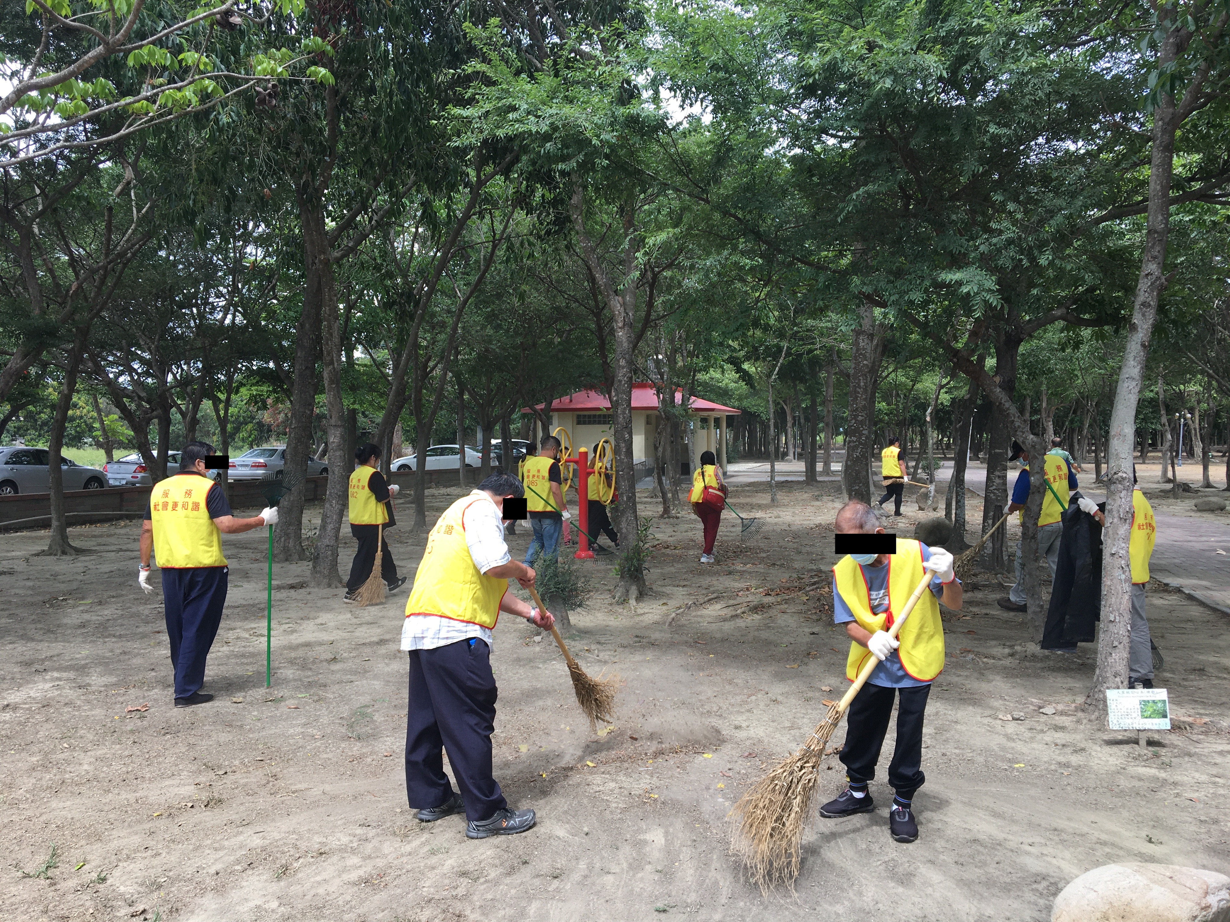 08.社會勞動人打掃六腳鄉環保公園人落葉及枯枝。