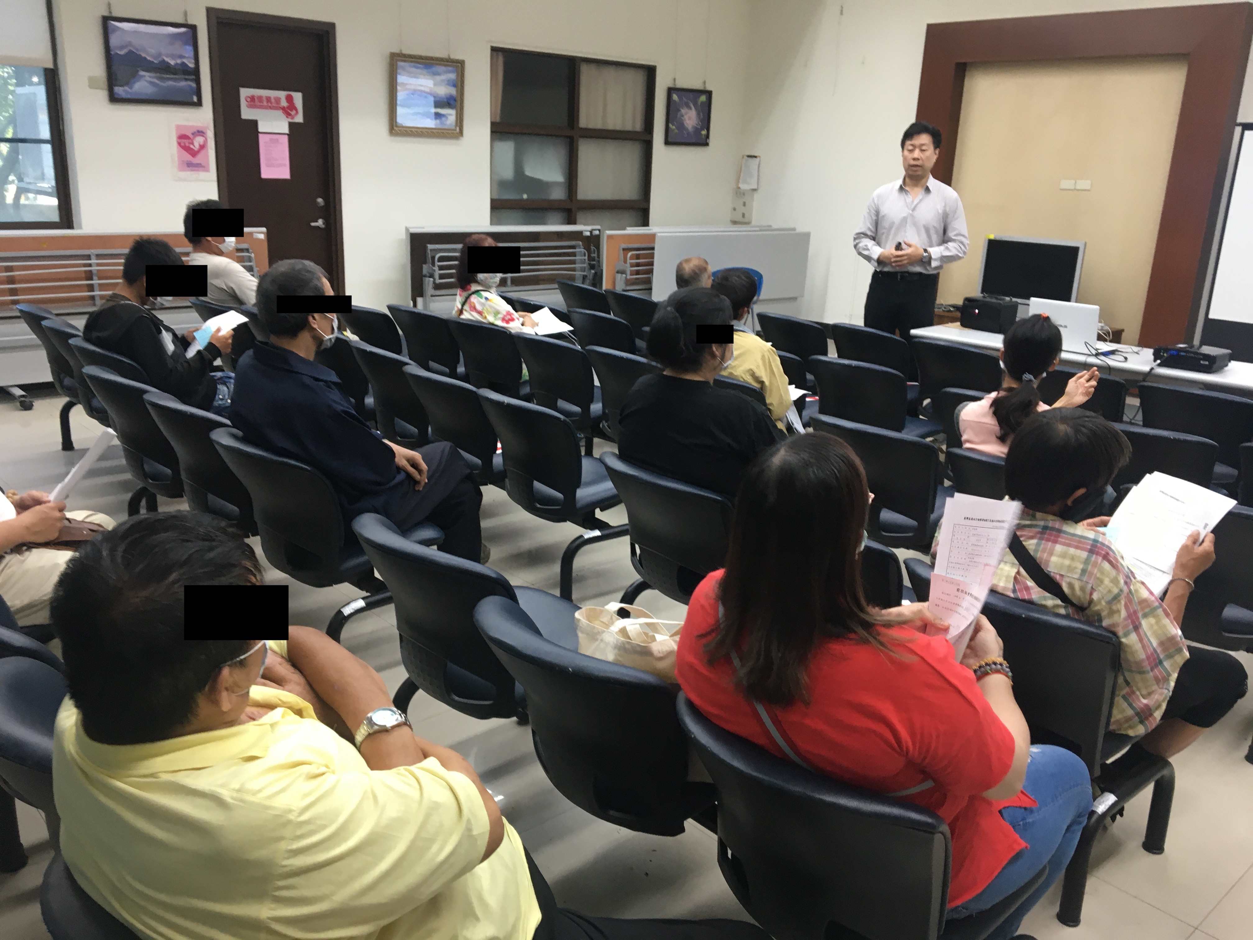 01.陳睿明檢察官以案例分享方式向社會勞動人講解社會勞動相關法條