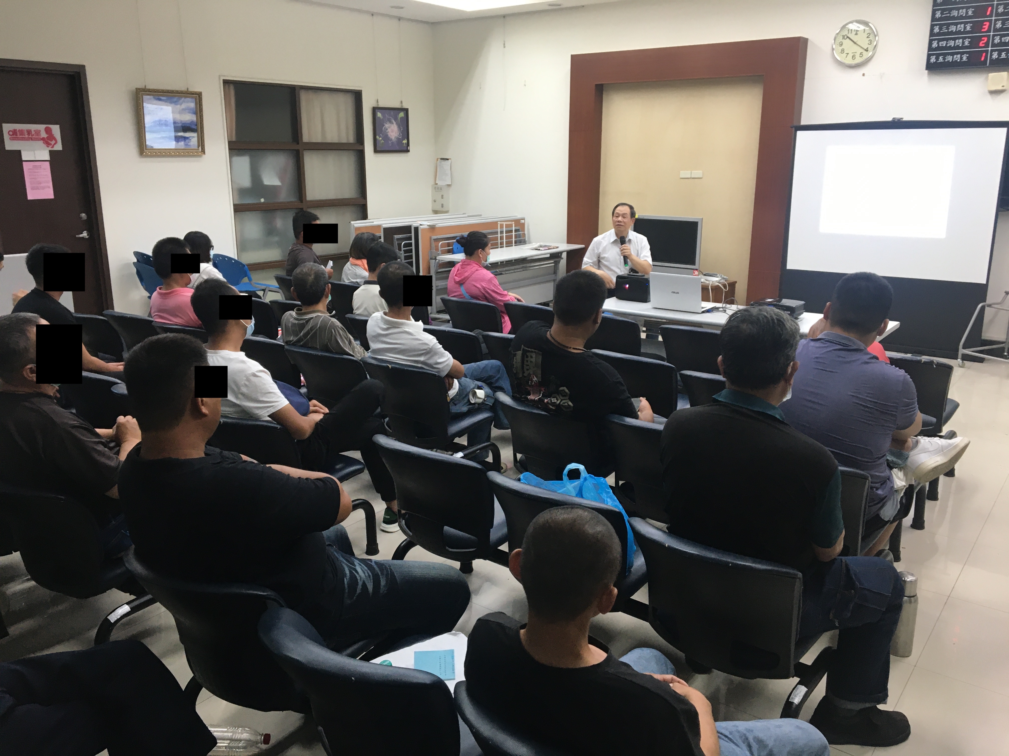 02.主任觀護人向社會勞動人說明執行上所會遇到的問題及違規狀況。