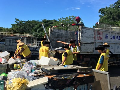 09.社會勞動人將回收區廢棄物品分類，由鹿草清潔隊派員前來載送。
