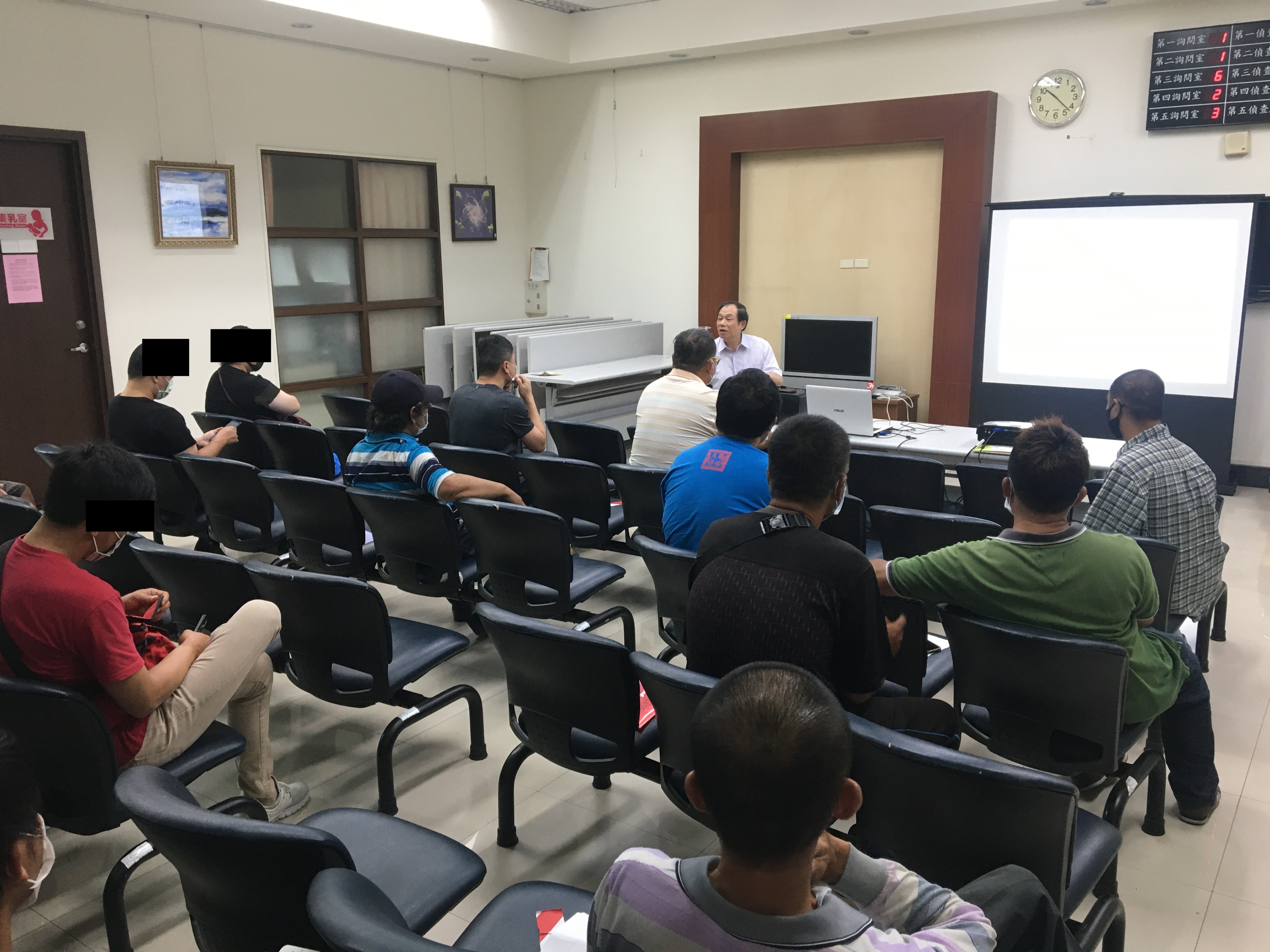 02.主任觀護人向社會勞動人說明執行上所會遇到的問題及違規狀況。