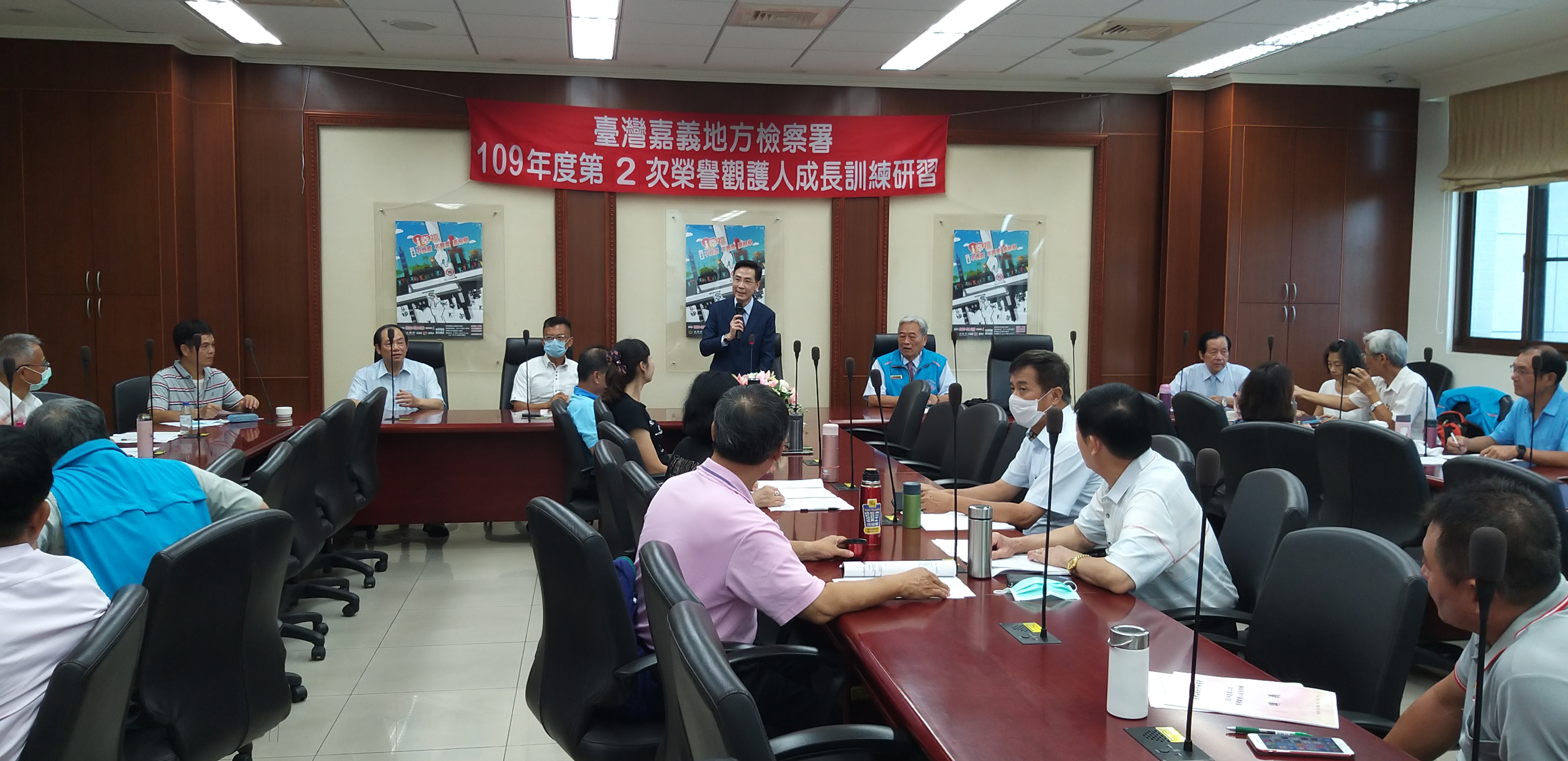 嘉義地方檢察署為因應社區安全網絡的建構，並增進榮譽觀護人面對精神障礙個案之輔導專業知能，第二場次，邀請臺中榮民總醫院嘉義分院資深社工師蘇麗卿講授「精神障礙者之辨識與身心照護」，參加人員有檢察長繆卓然、主任觀護人陳俊男暨各股觀護人及榮譽觀護人等80人。