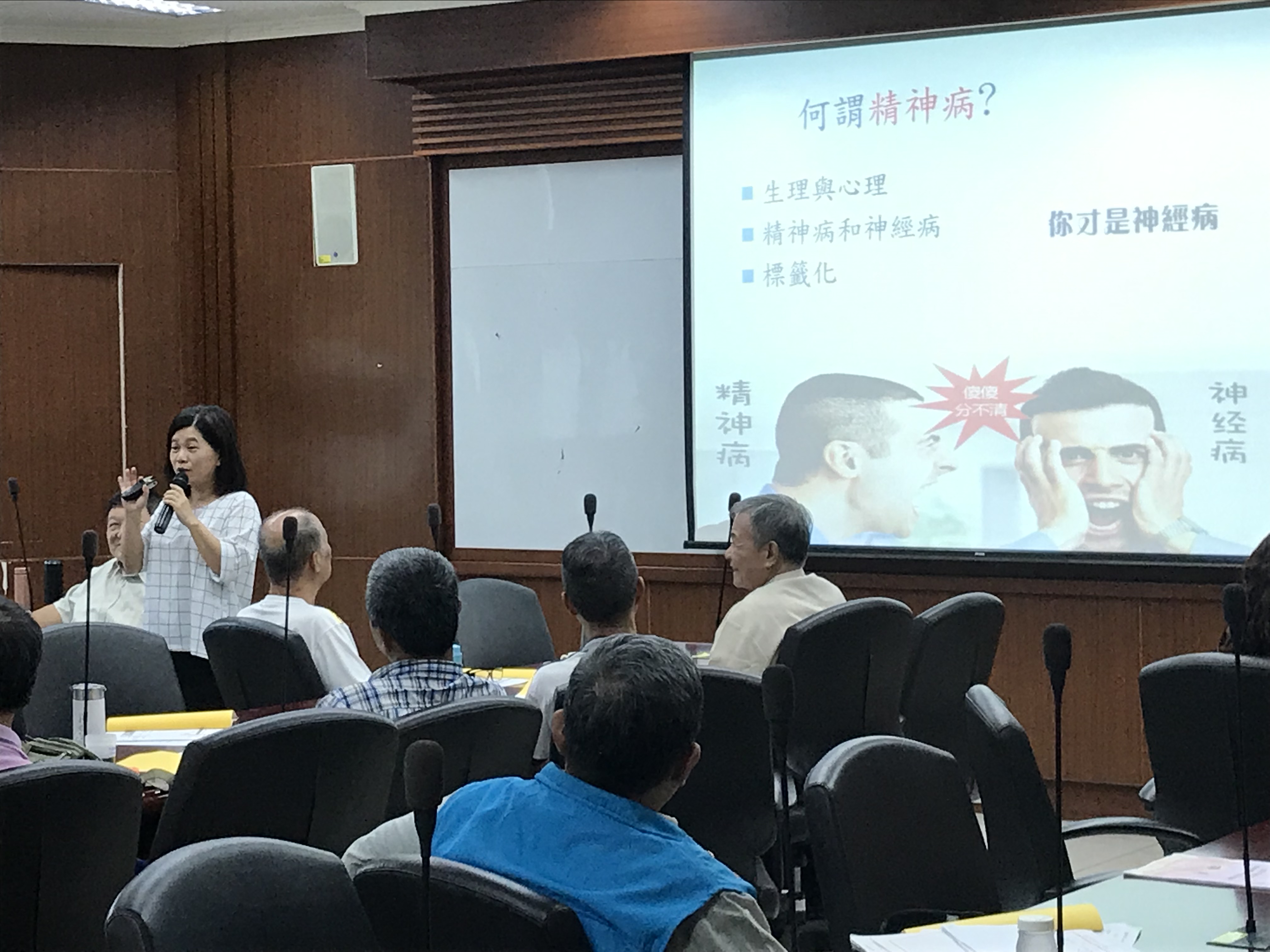 蘇麗卿社工師透過豐富的實務工作經驗，教導在座的榮譽觀護人如何辨識精神障礙者及進行會談，特別是家庭訪視時要注意的事項，應避免爭辯與衝突，並希望大家能撕下普遍社會大眾對精神病人的標籤與汙名化。