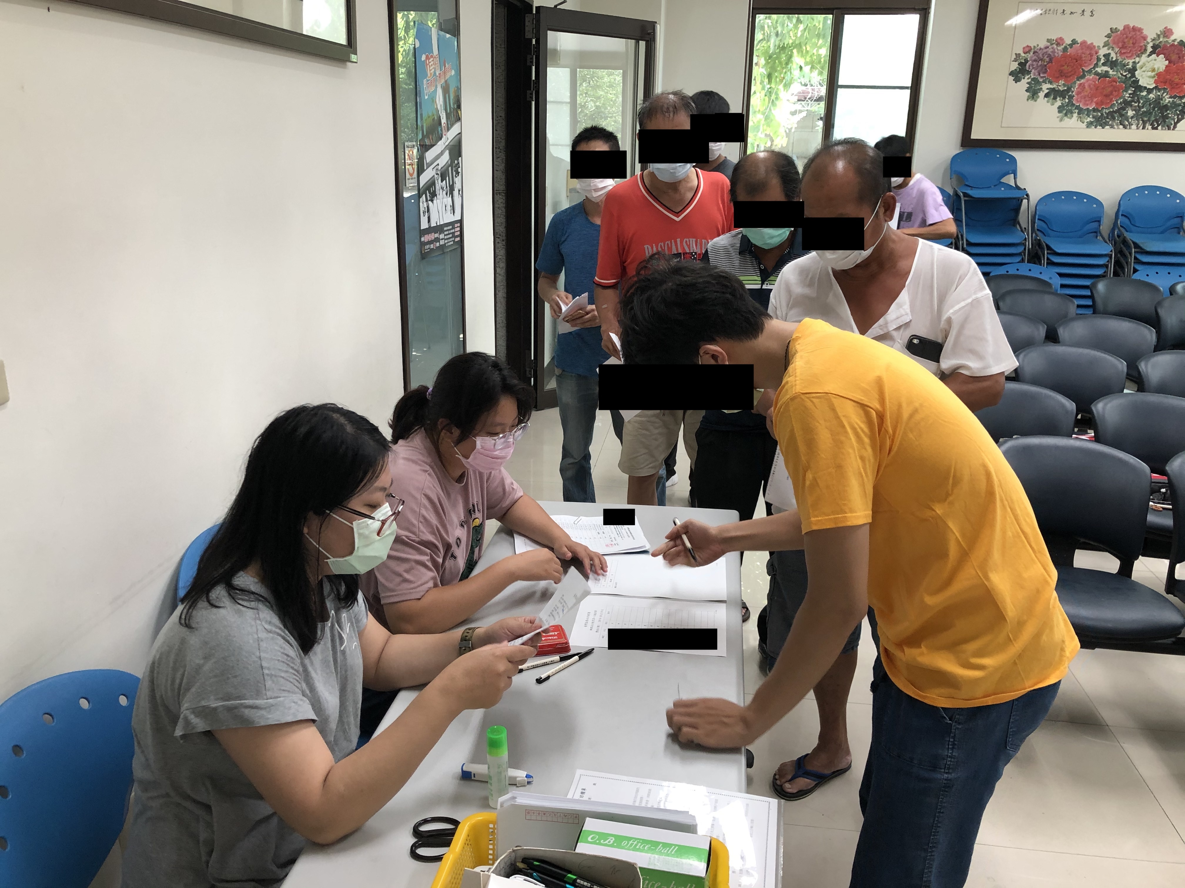 109.08.19佐理員協助學員報到及身份確認。