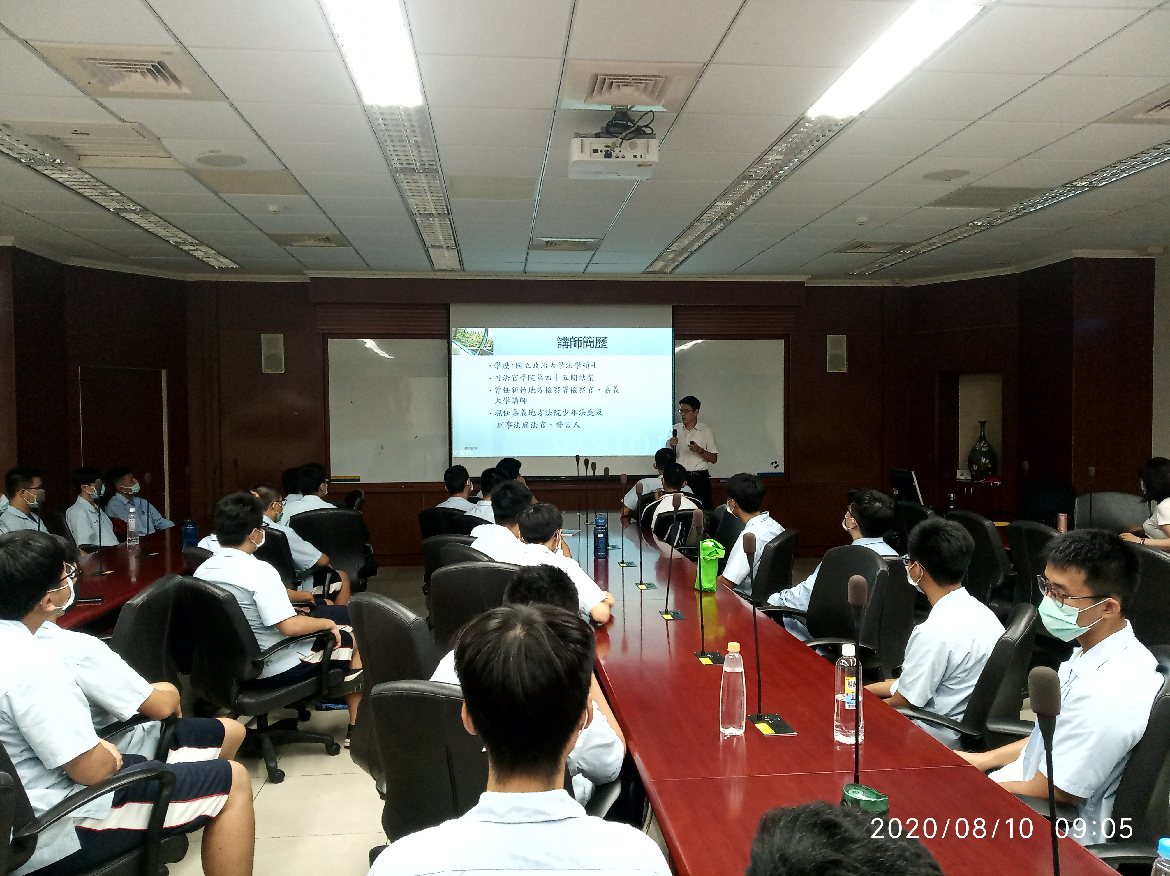 本次營隊課程，邀請嘉義地院少年法庭洪裕翔法官分享新修正的少年事件處理法與少年常見觸法案件。