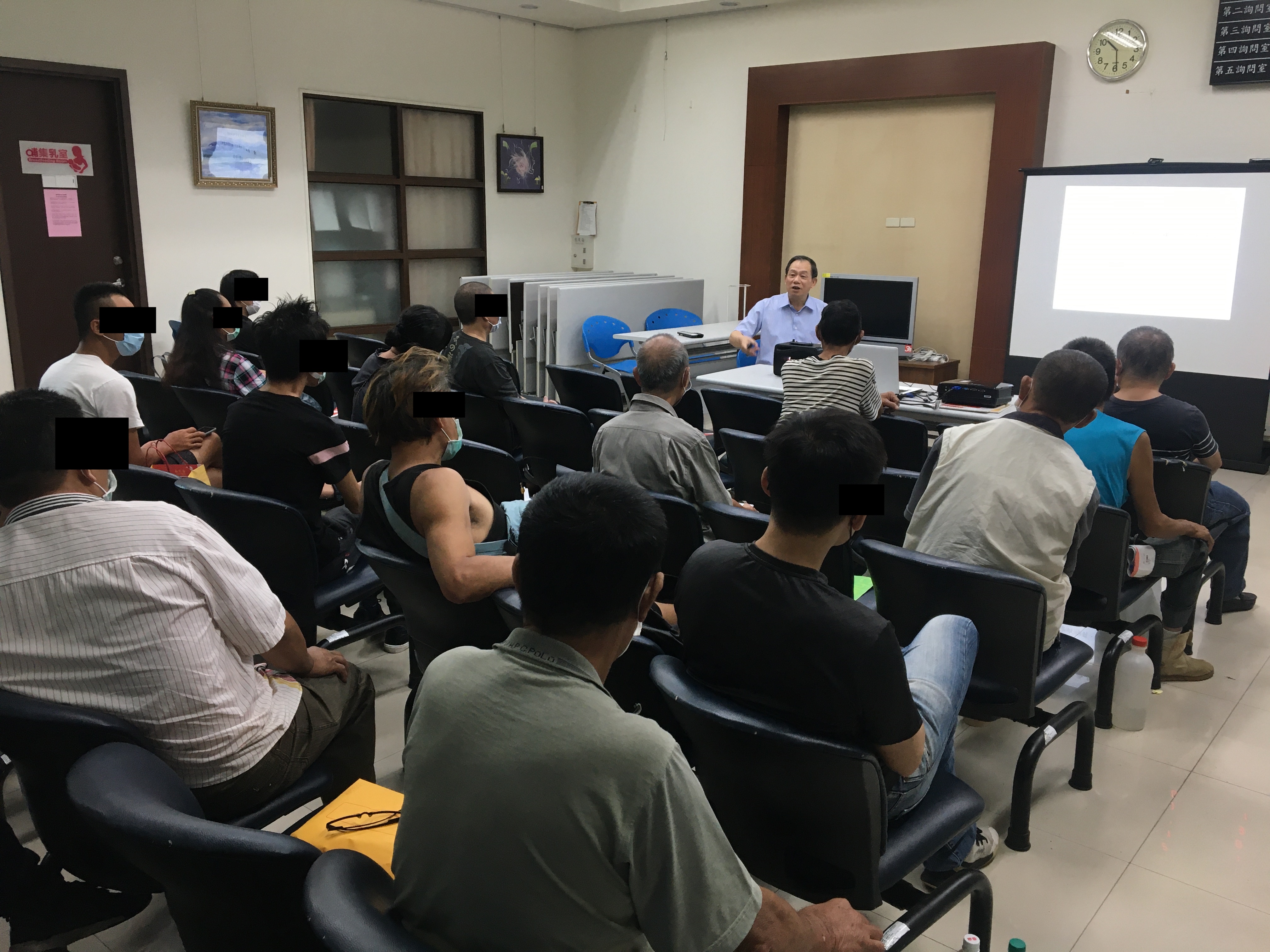 02.主任觀護人向社會勞動人說明執行上所會遇到的問題及違規狀況。