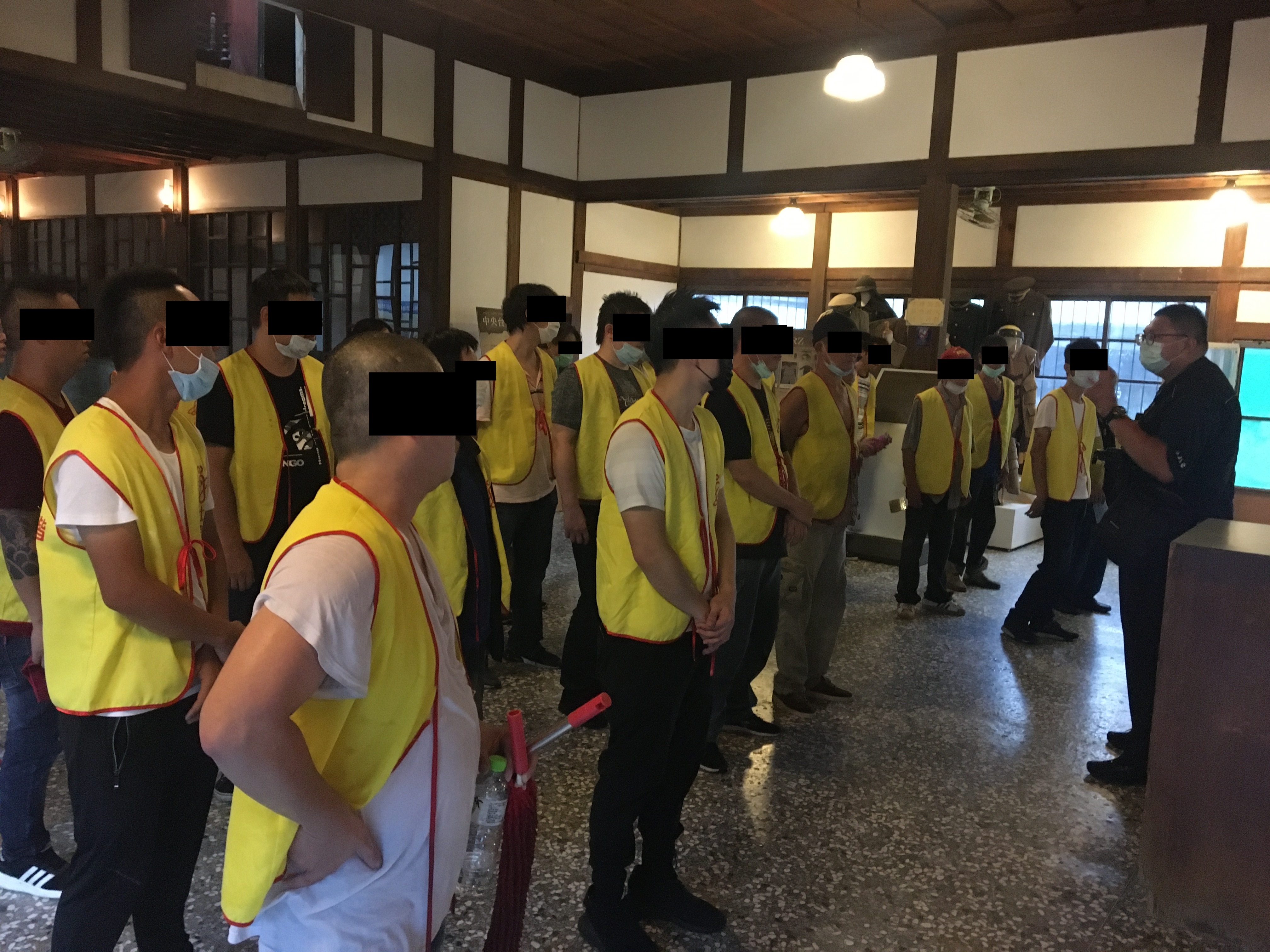 07監所周昱辰理員將社會勞動人分組，帶領勞動人執行勞務。