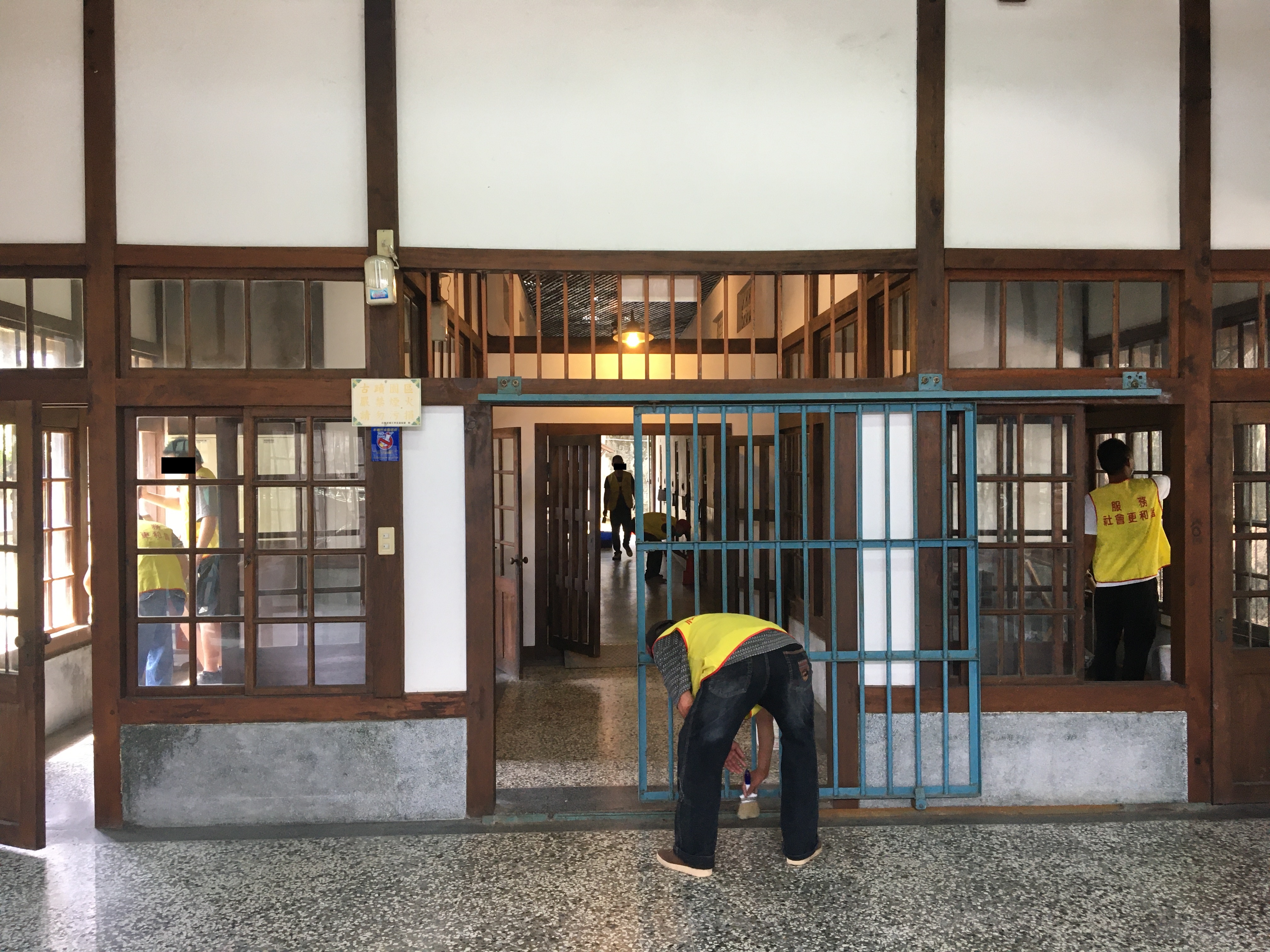 10.社會勞動人於打掃女監舍房環境。