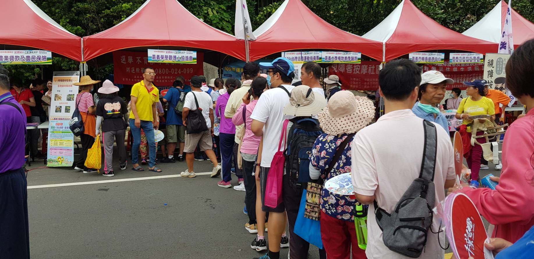 本次健走大會師活動由嘉義市政府及臺灣體育總會主辦，有來自全國各地愛好健走、路跑的民眾參加，萬人空巷，現場熱鬧滾滾，超過三萬五千人，也讓本署的宣導攤位形成排隊人龍，吸引立委前來站台喊讚。