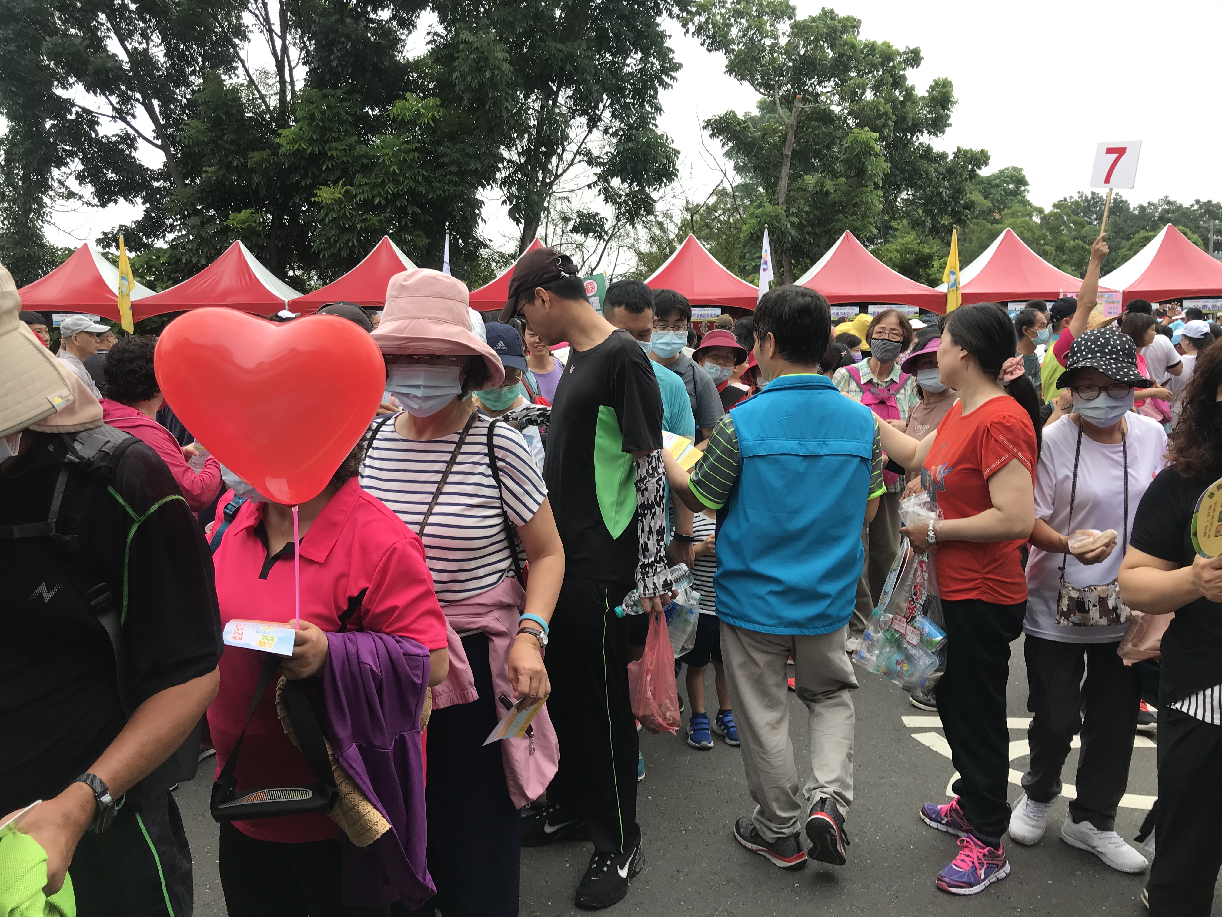 現場互動氣氛熱絡且宣導品項豐富，攤位造成排隊人龍，意外引來王美惠立委的關注，王立委也偕同加入宣導，並於宣導攤位與同仁齊聲喊讚，為宣導活動帶來高潮。