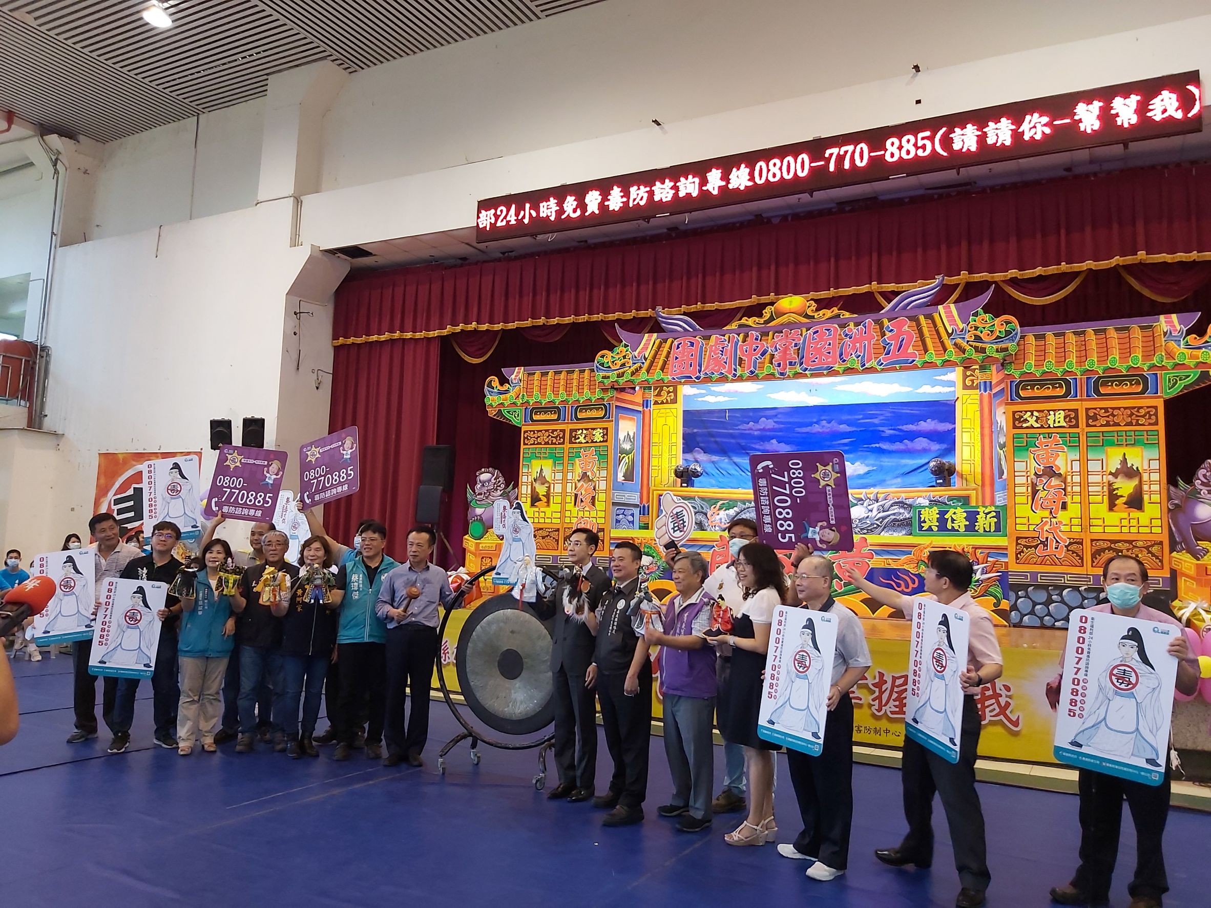 除了緝毒機關的努力外，縣市政府不管是衛生局或毒防中心對於反毒的努力也是大家有目共睹的，只有把反毒的理念不斷的深植人心才能打贏這場毒品的戰爭，相信在未來不管是對於緝毒、反毒或戒毒都有更新更好的做法，所以，除了緝毒之外，也要不斷提醒各位同學，要把毒品趕出校園，把毒品對同學的危害降到最低，尤其新興毒品的危害也要加以打擊，未來將要結合所有行政、司法警察機關的努力，把毒品趕出校園趕出嘉義縣市，共同營造一個乾淨宜居宜家的城市