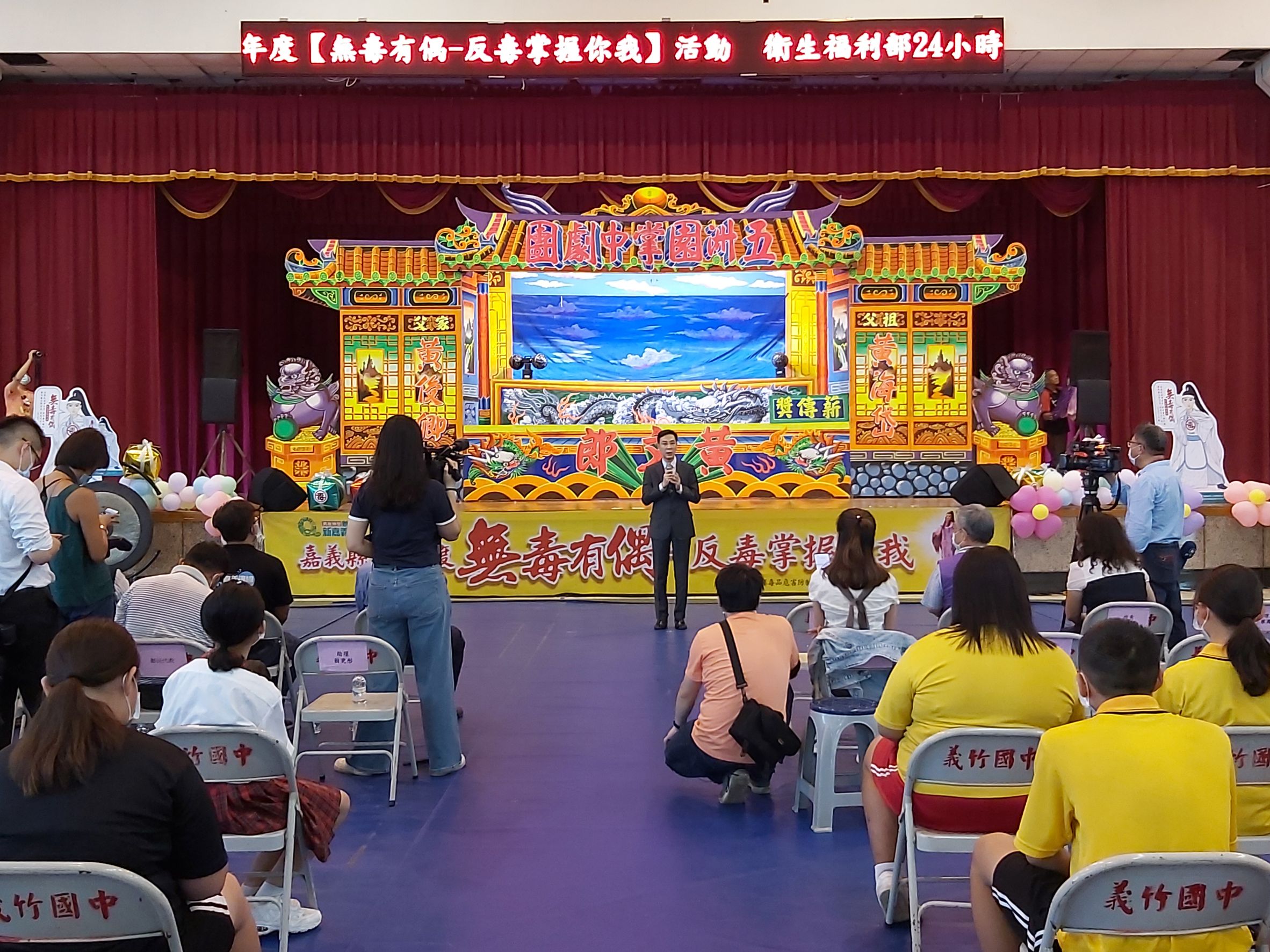 依嘉義地檢署今年1-8月間完成之嘉義縣市毒品情勢分析的最新報告數據顯示，在嘉義縣市不管是施用或製造販賣毒品的人口都在下降當中，最重要的是初次施用毒品的人口也下降了，這除了緝毒機關的努力外，縣市政府不管是衛生局或毒防中心對於反毒的努力也是大家有目共睹的，只有把反毒的理念不斷的深植人心才能打贏這場毒品的戰爭，相信在未來不管是對於緝毒、反毒或戒毒都有更新更好的做法，所以，除了緝毒之外，也要不斷提醒各位同學，要把毒品趕出