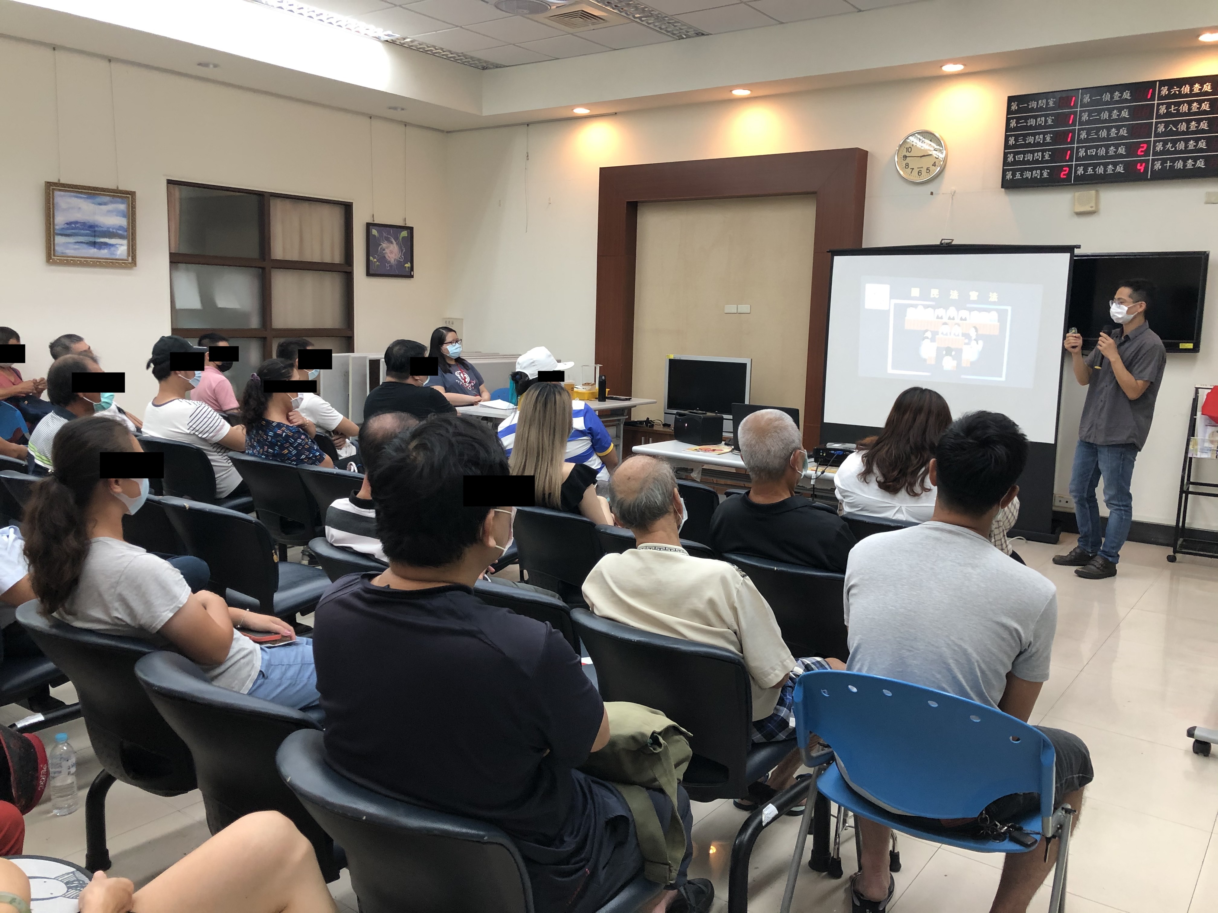 課程中吳檢察官說明什麼是法律？讓學員對法律知識更有概念。