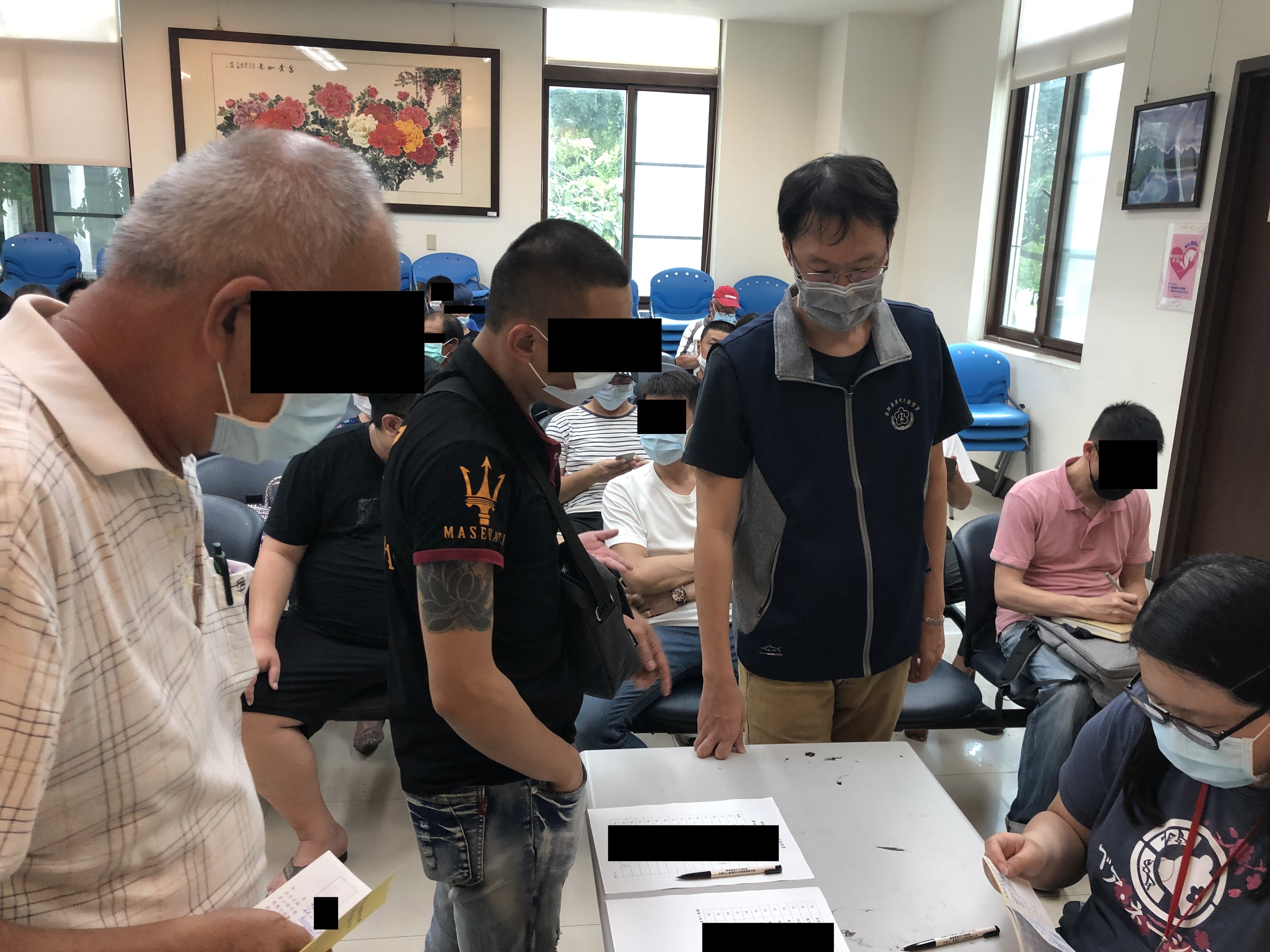 109.09.02佐理員協助學員報到及身份確認。