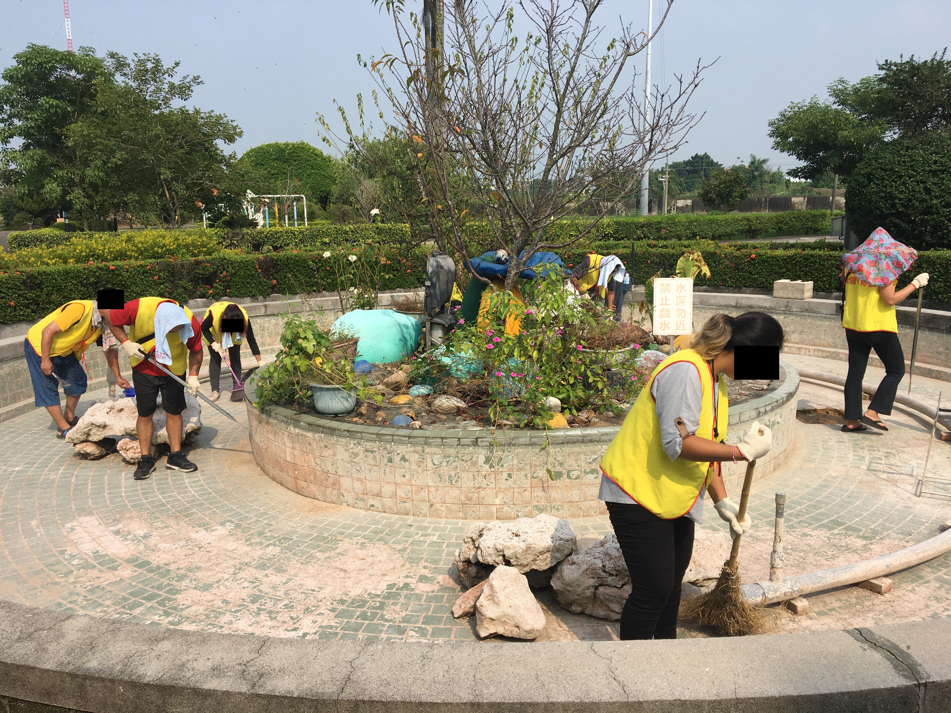 06.社會勞動人清除館內中央水池青苔及沈積物。