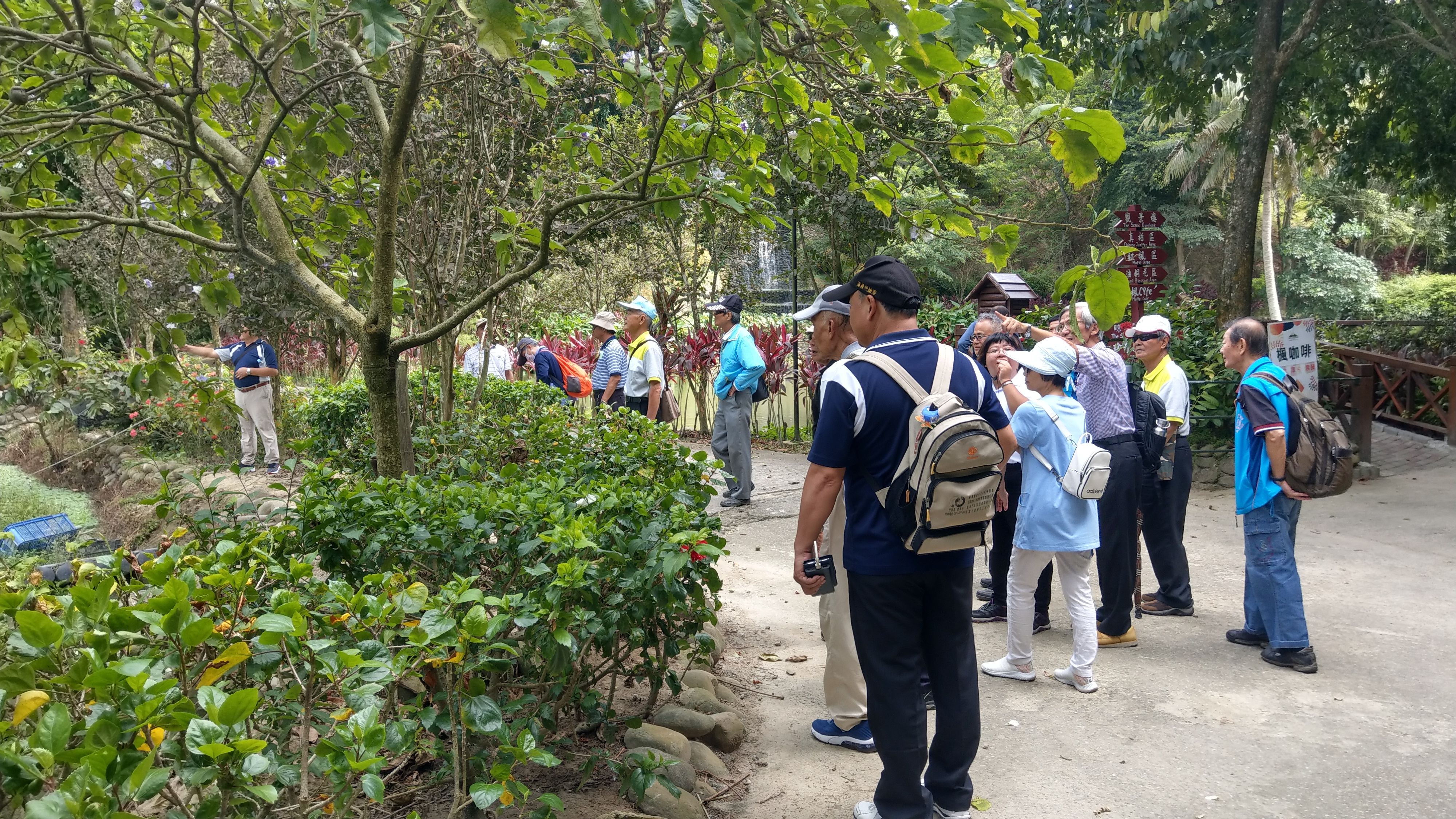 第二場次，「園藝紓壓活動」，由南元花園休閒農場園藝師進行導覽，透過大自然的體驗，讓榮譽觀護人適時紓壓，學習創意思考，培養團隊工作默契，導覽人員也鼓勵參加者打開五感，與大自然連結，學習運用大自然的力量安頓身心，讓觀護團隊經由大自然的洗禮，強健身心，提升工作能量。
