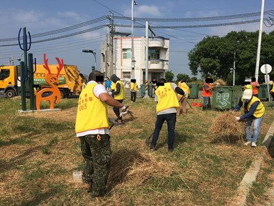 10.社會勞動人將除完草後大量枯草裝運至上回收車。
