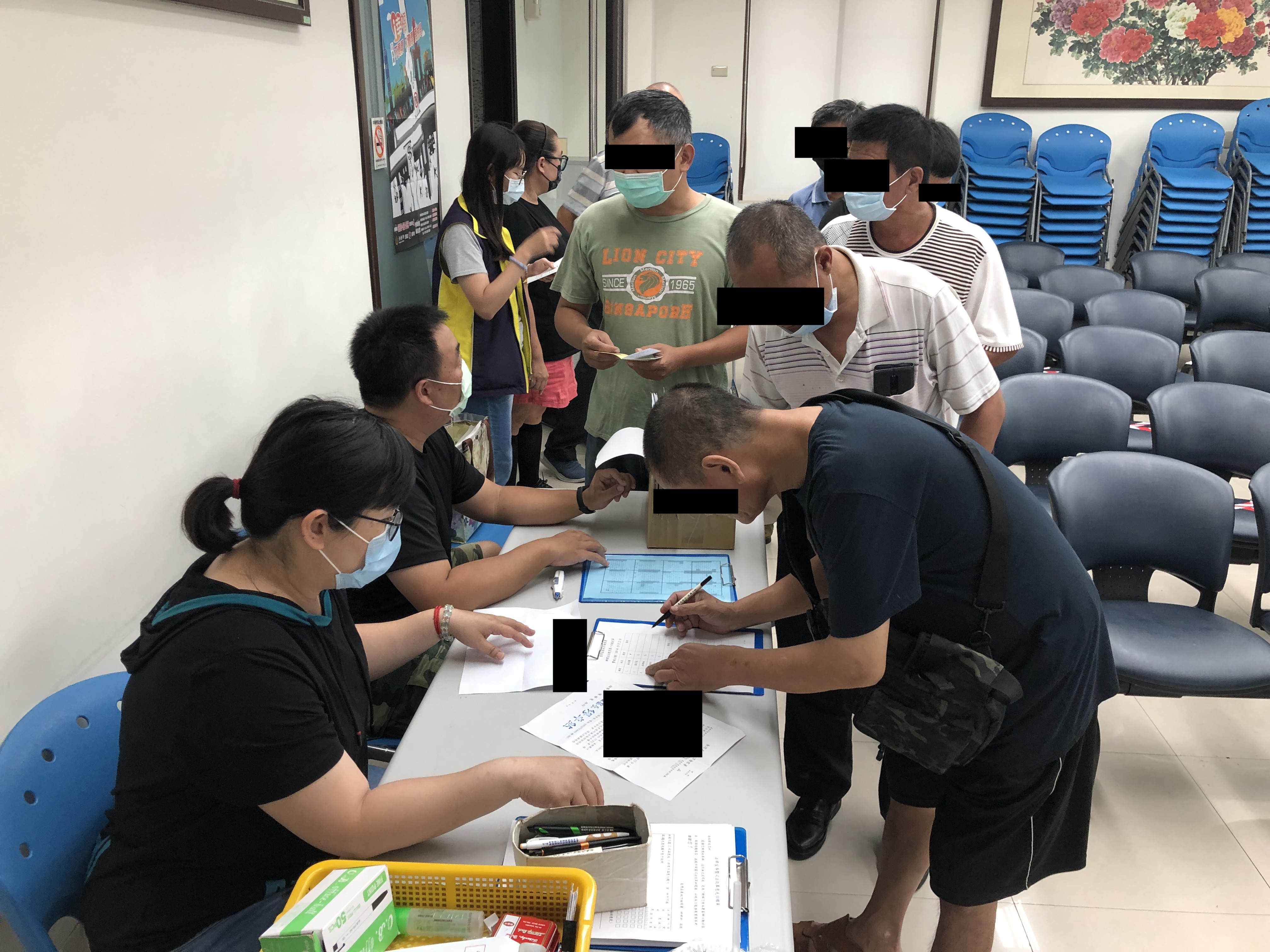 109.10.21佐理員協助學員報到及身份確認。