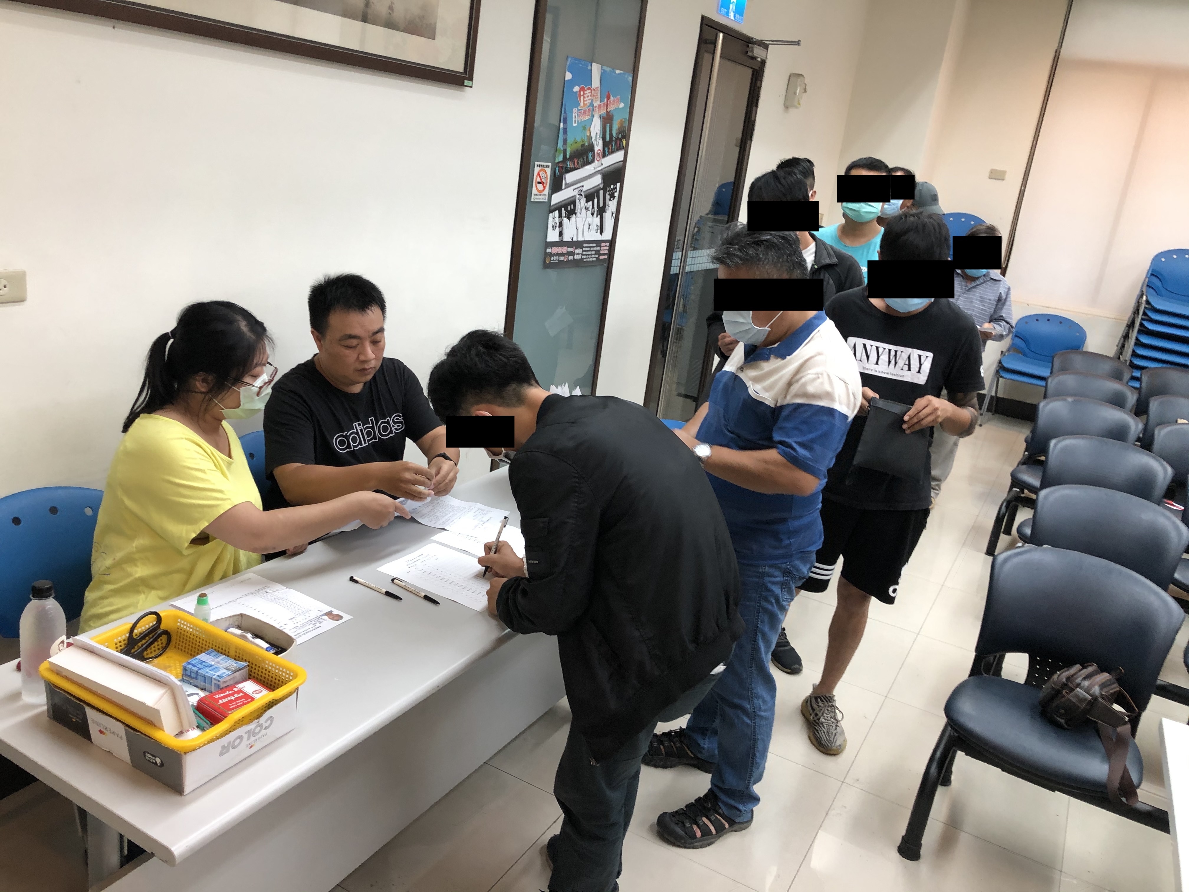 109.10.07佐理員協助學員報到及身份確認。