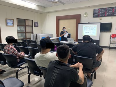 4.關於執行義務勞務所規定的細節，佐理員一一詳述，並以執行簽到簿說明如何正確簽到退。