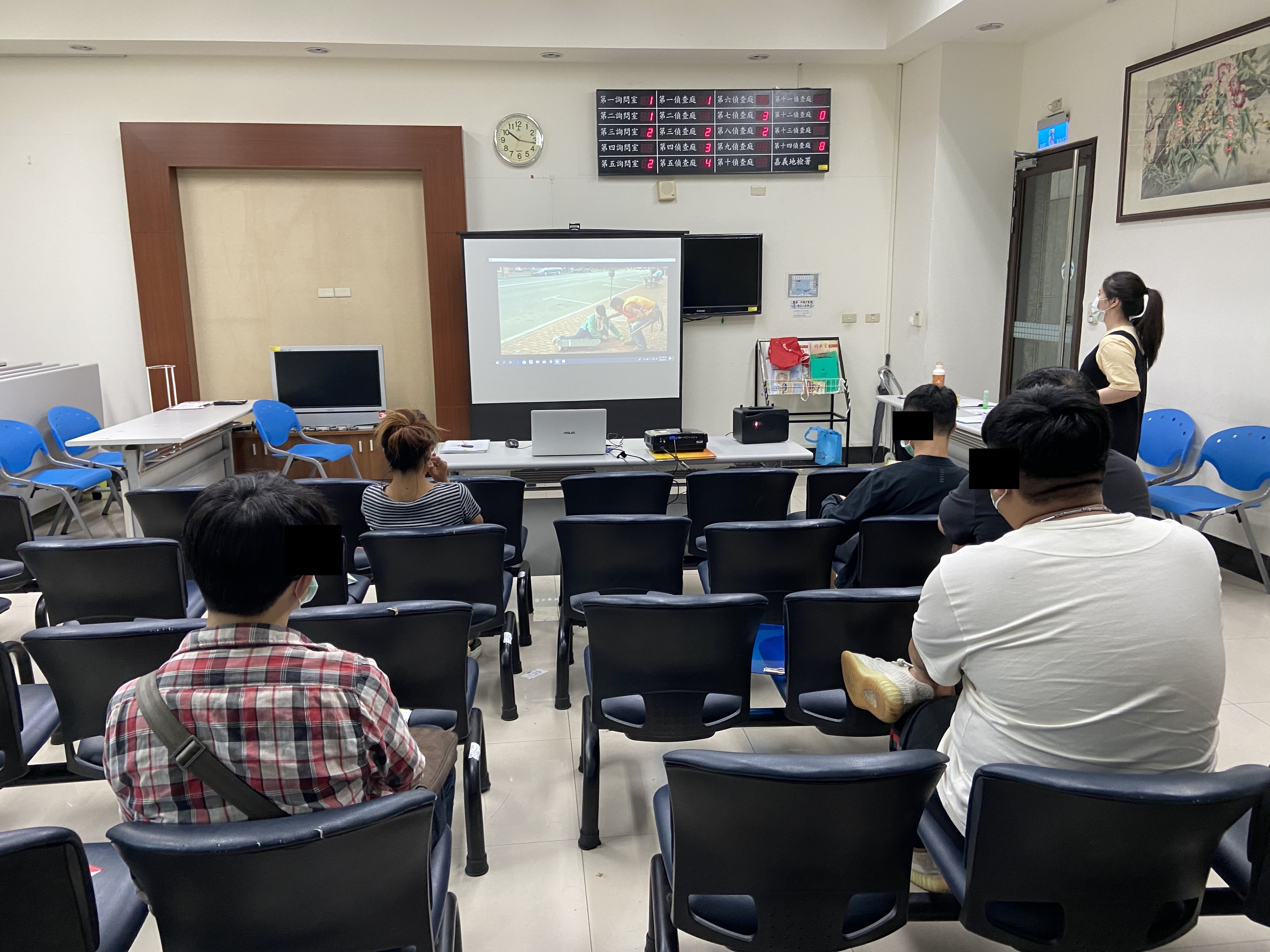 2.短片欣賞，請參加學員們體會隨手助人及受人幫助的心情，期盼小小的善念可以從自身出發，在社會擴散傳遞。