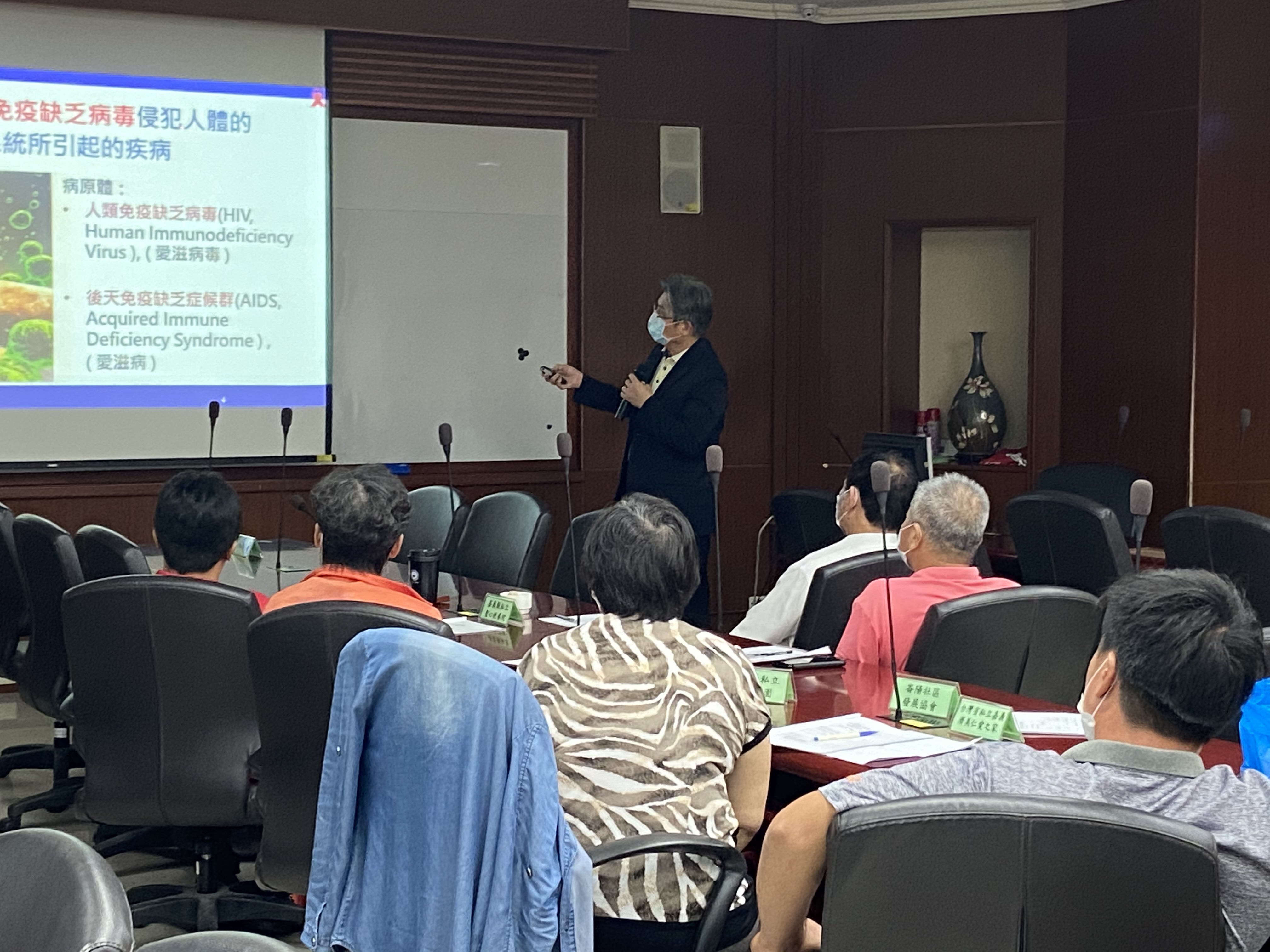 嘉義基督教醫院傳染科許國忠醫師講授傳染病防治主題課程，以強化執行同仁與勞務機構人員之自我保護知能。