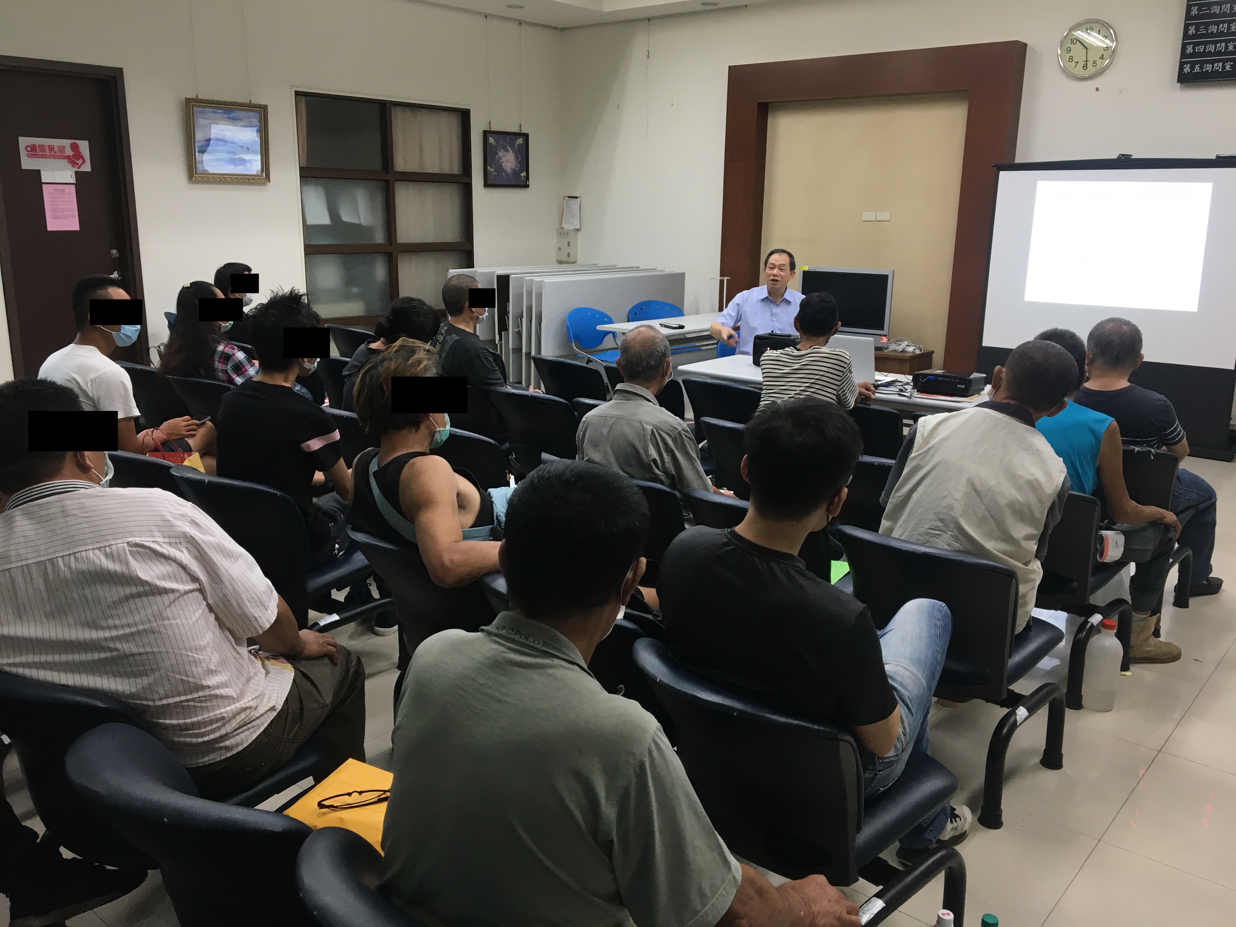 02.主任觀護人向社會勞動人說明執行上所會遇到的問題及違規狀況。
