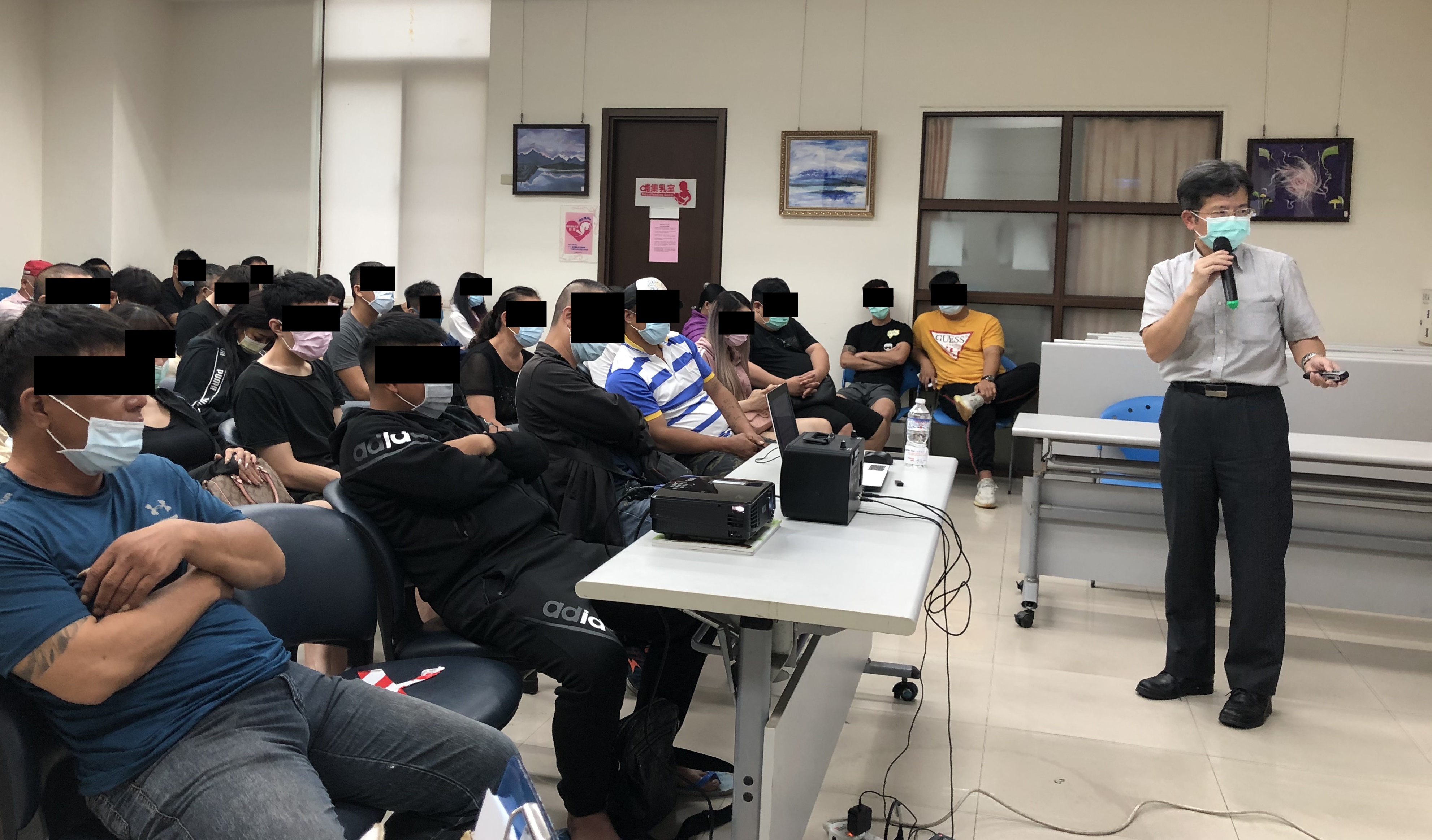 1091104李醫師講解相關案例，讓學員建立相關酒癮知識。.