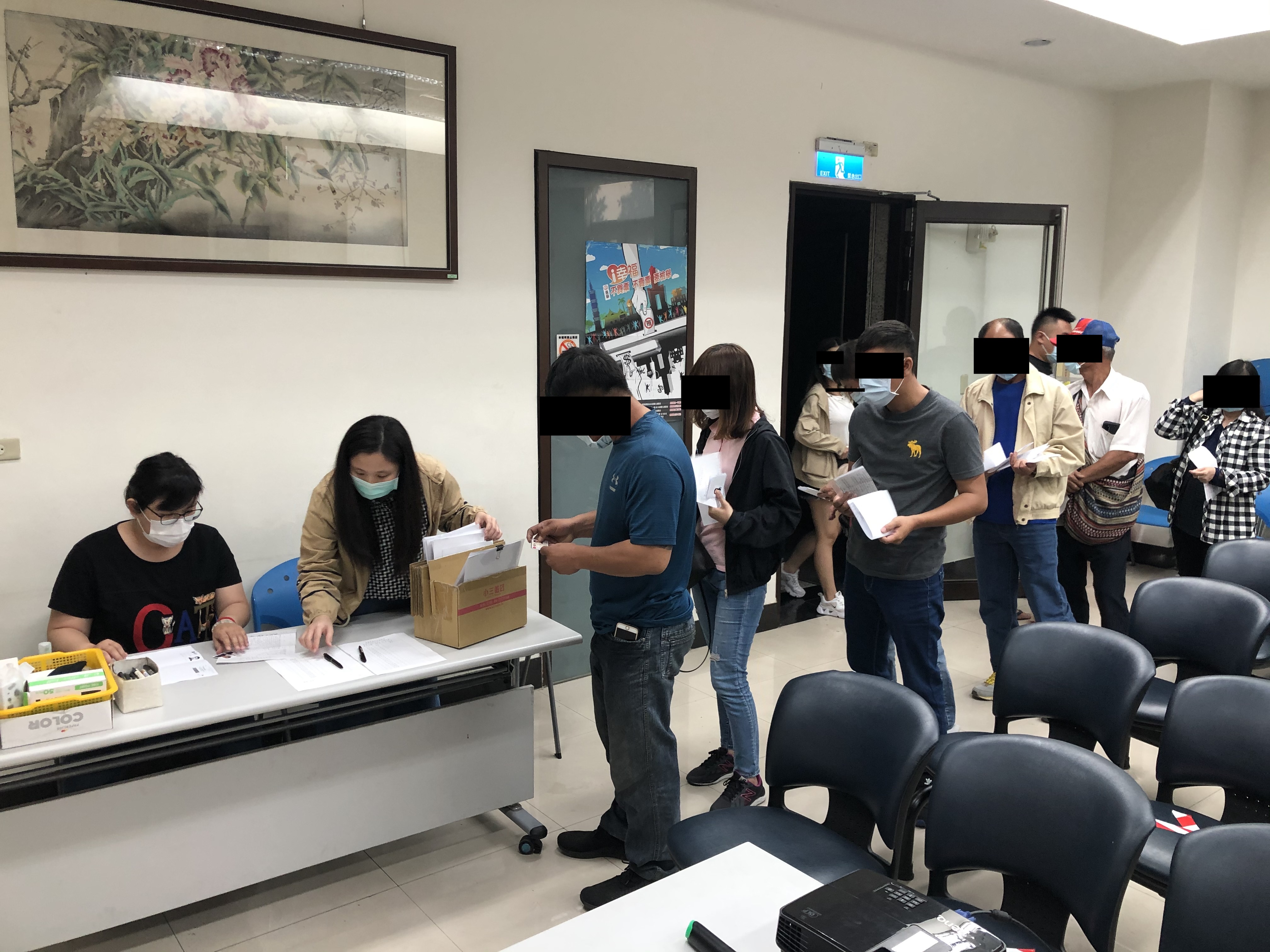 109.11.04佐理員協助學員報到及身份確認。